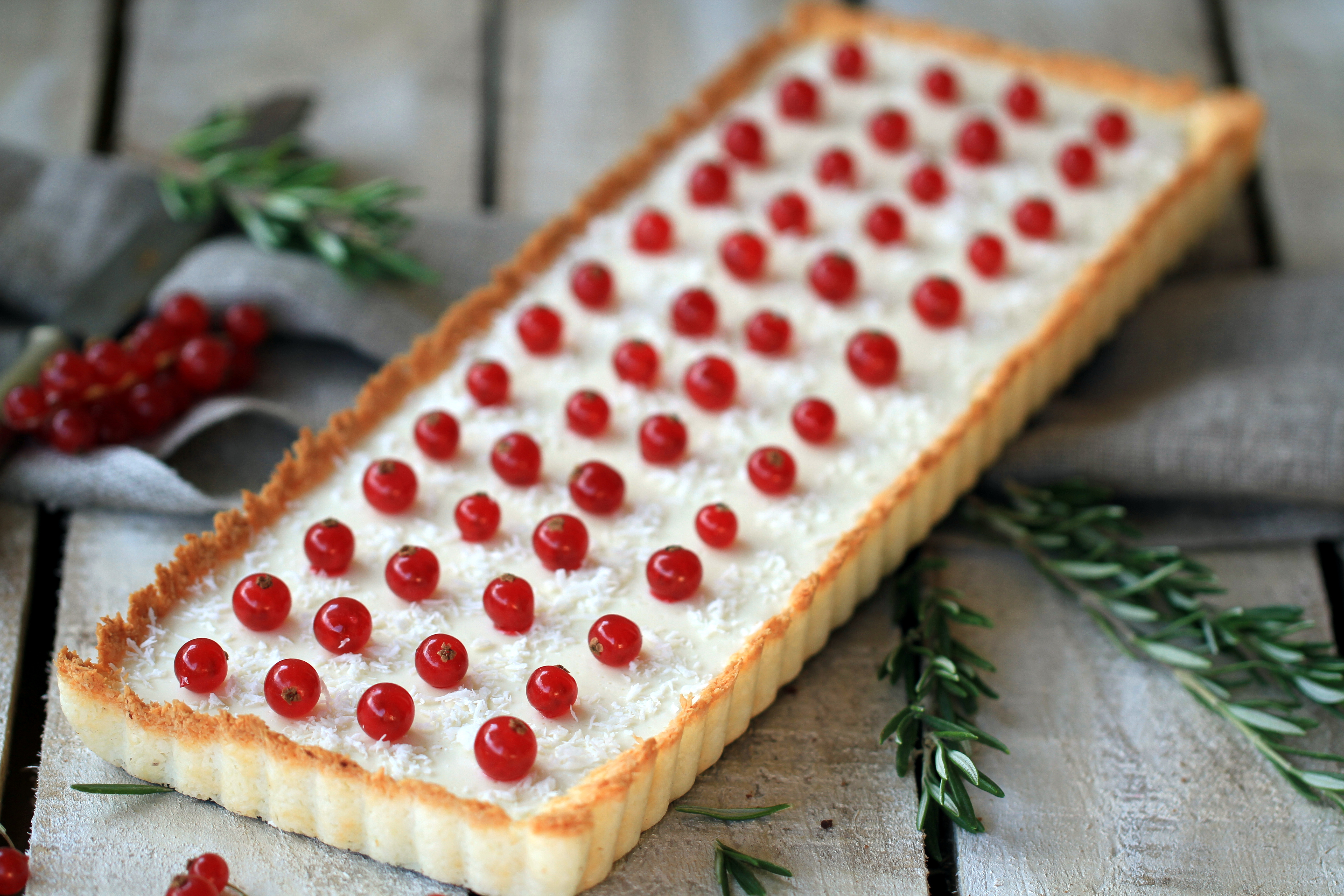 Tarta de queso y coco con grosellas