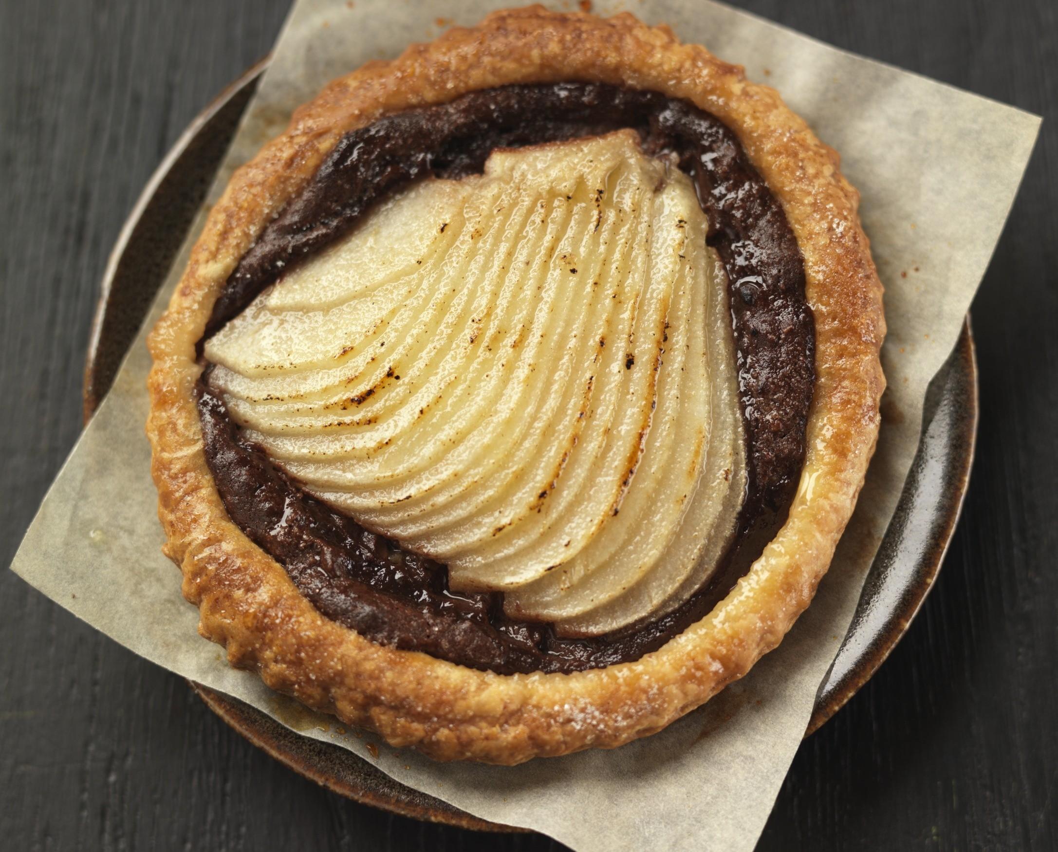 Hojaldre fino de almendras con chocolate y pera