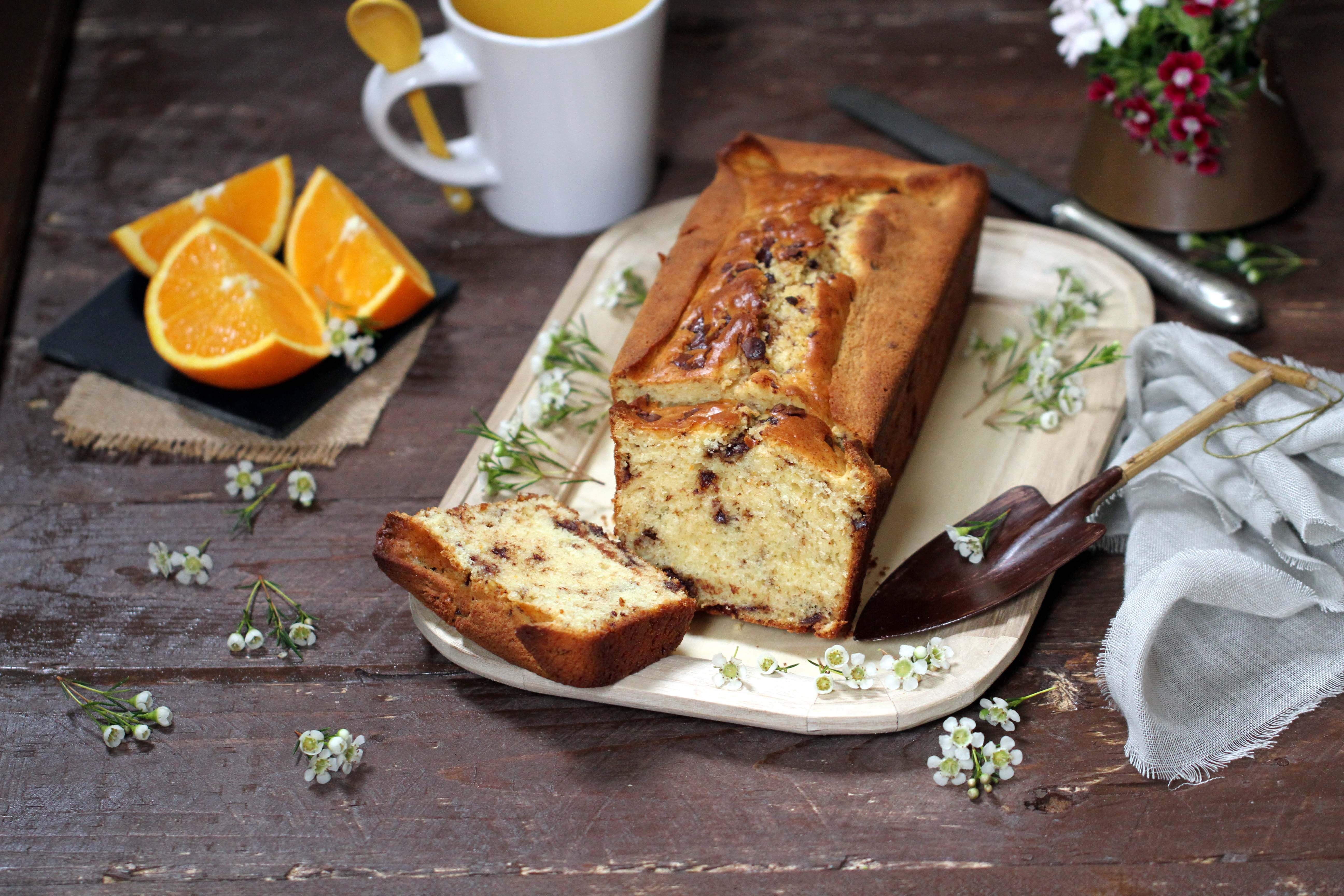 Plum cake de naranja, leche condensada y chocolate con leche