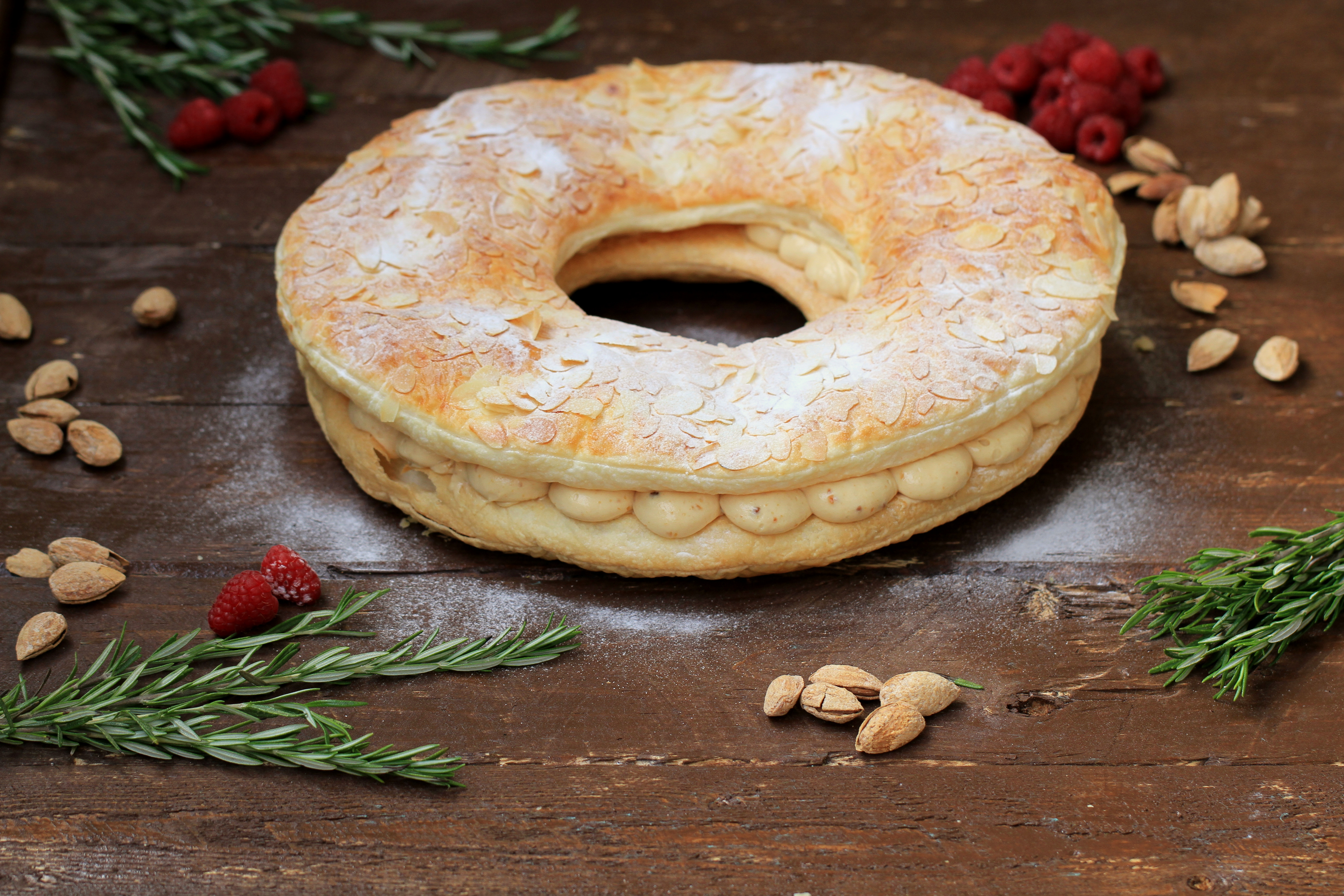 Roscón de hojaldre con crema de turron y mascarpone