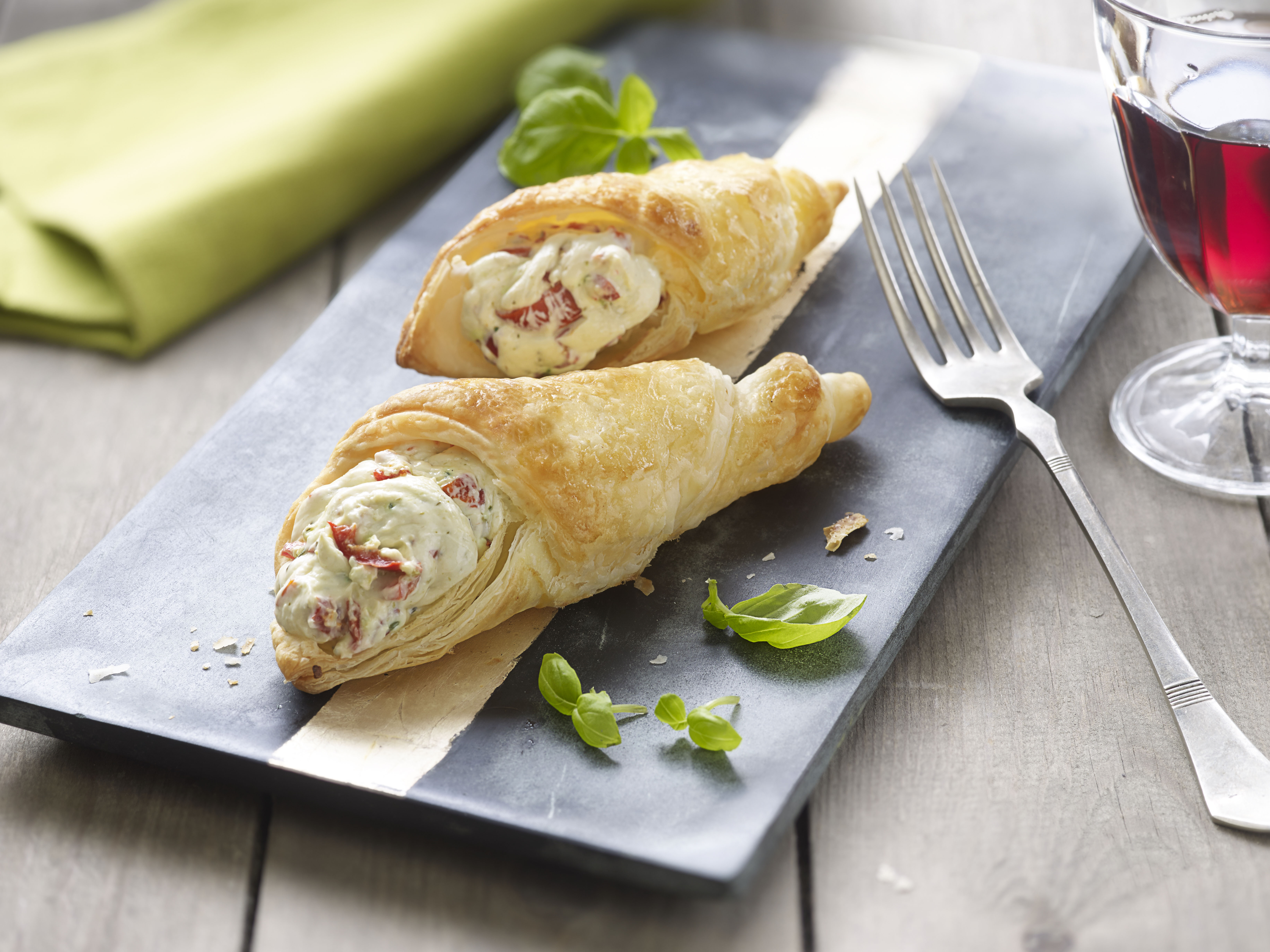 Canutillos de queso y pesto