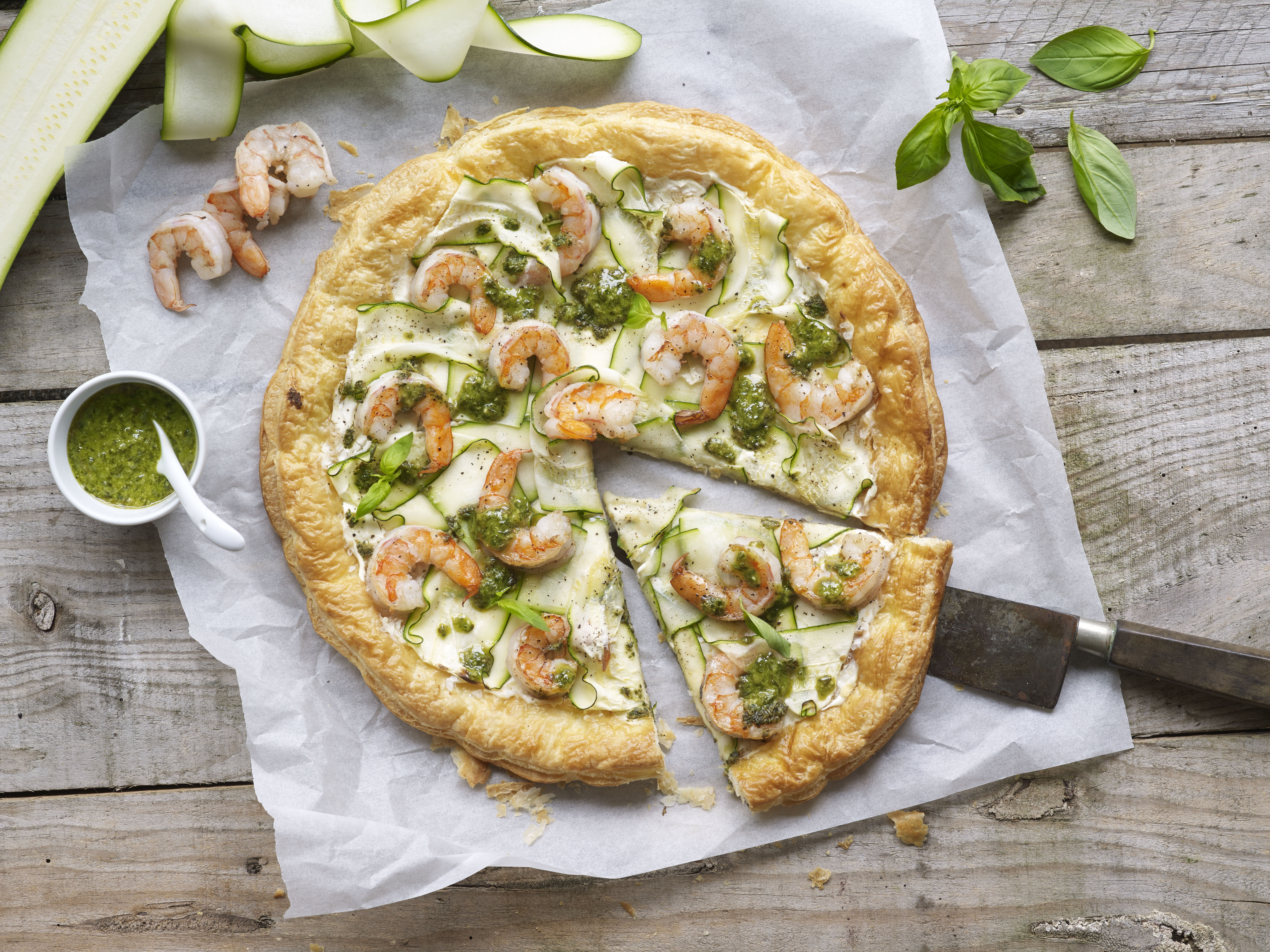 Tarta de hojaldre, queso cremoso, calabacín y gambas