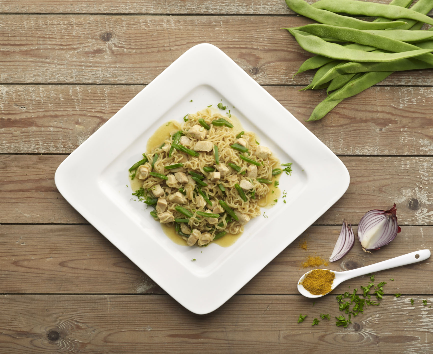 Noodles con pollo y judía verde