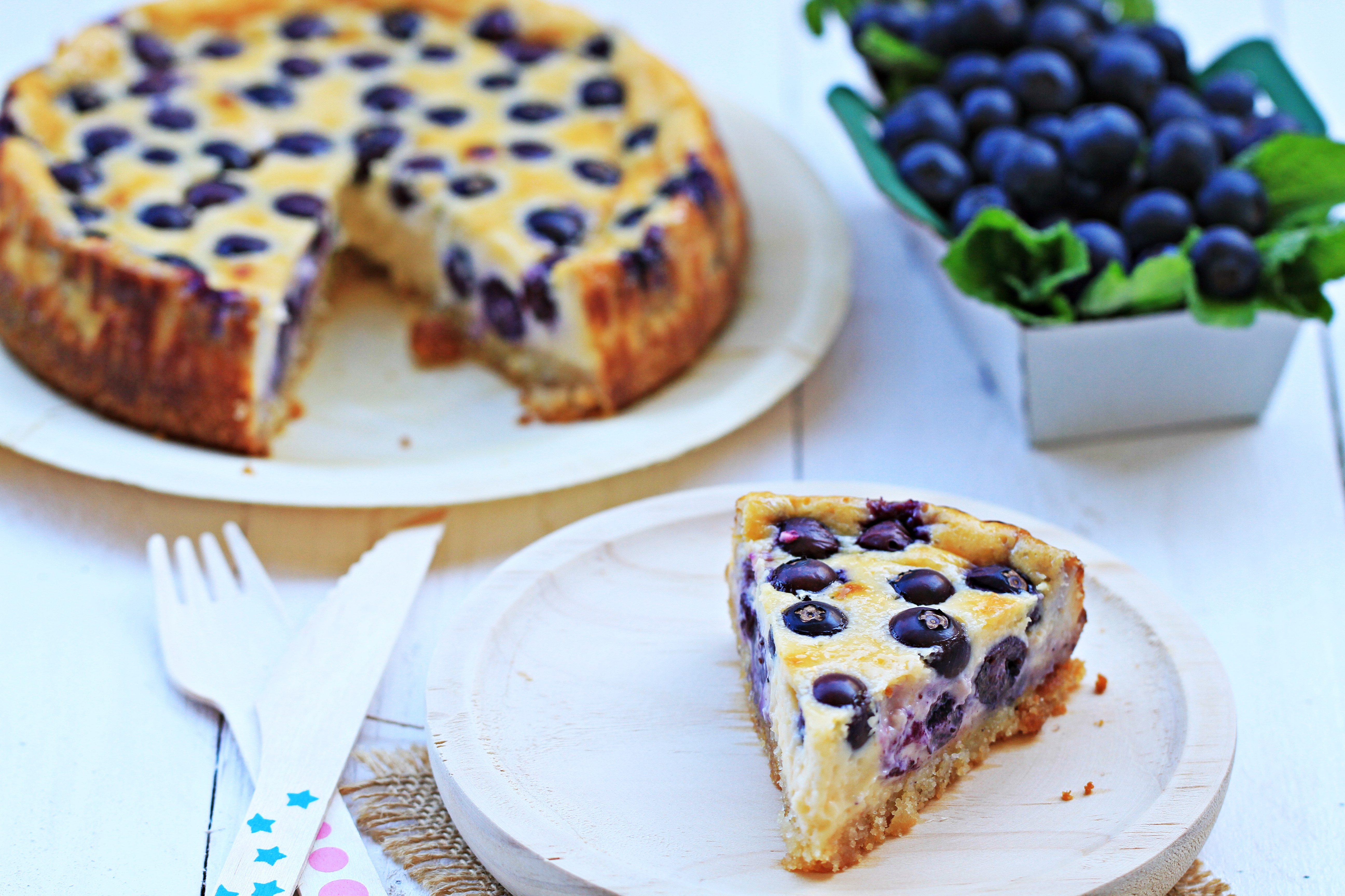 Tarta de queso y leche condensada con arándanos
