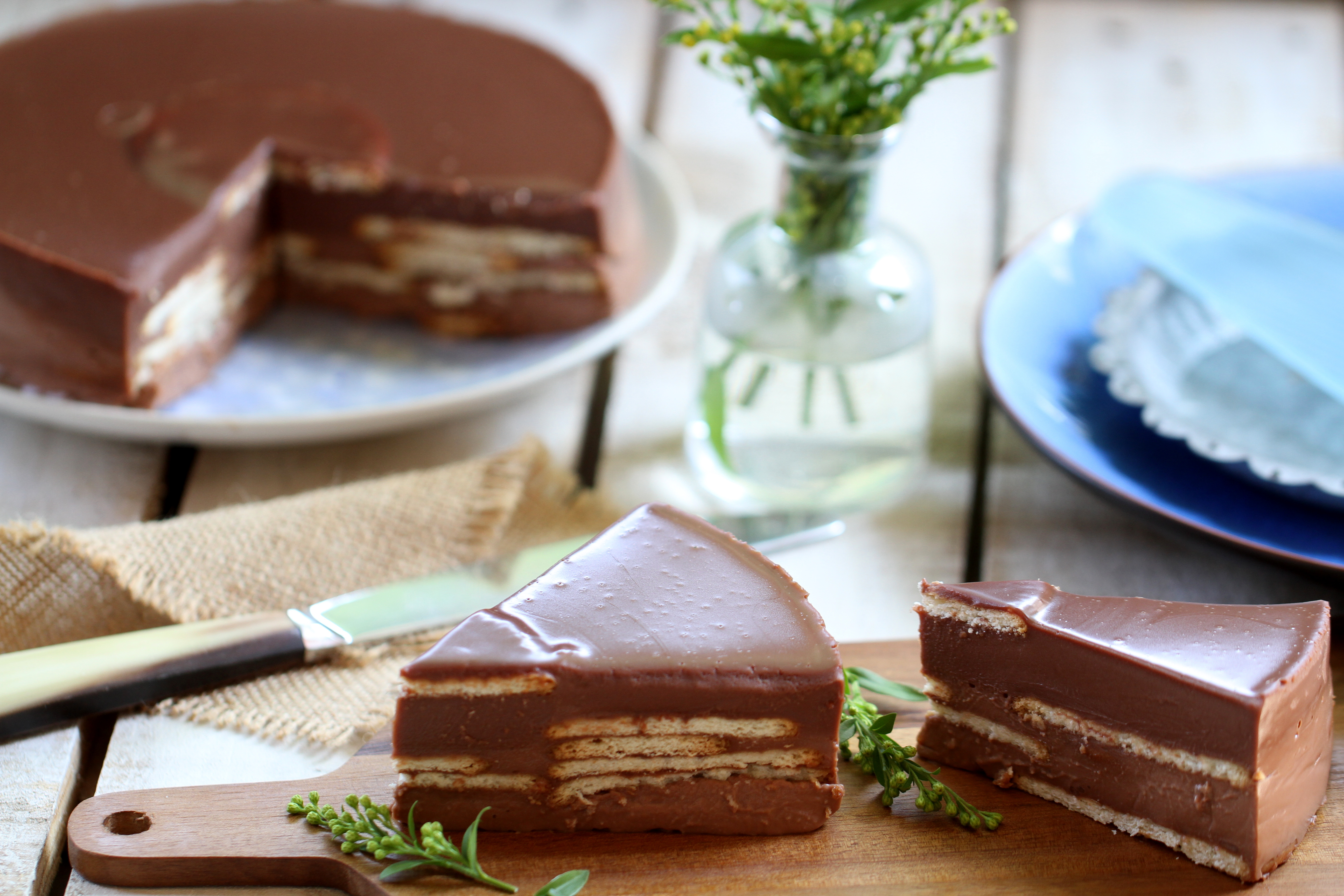 Pastel de chocolate con leche y galletas