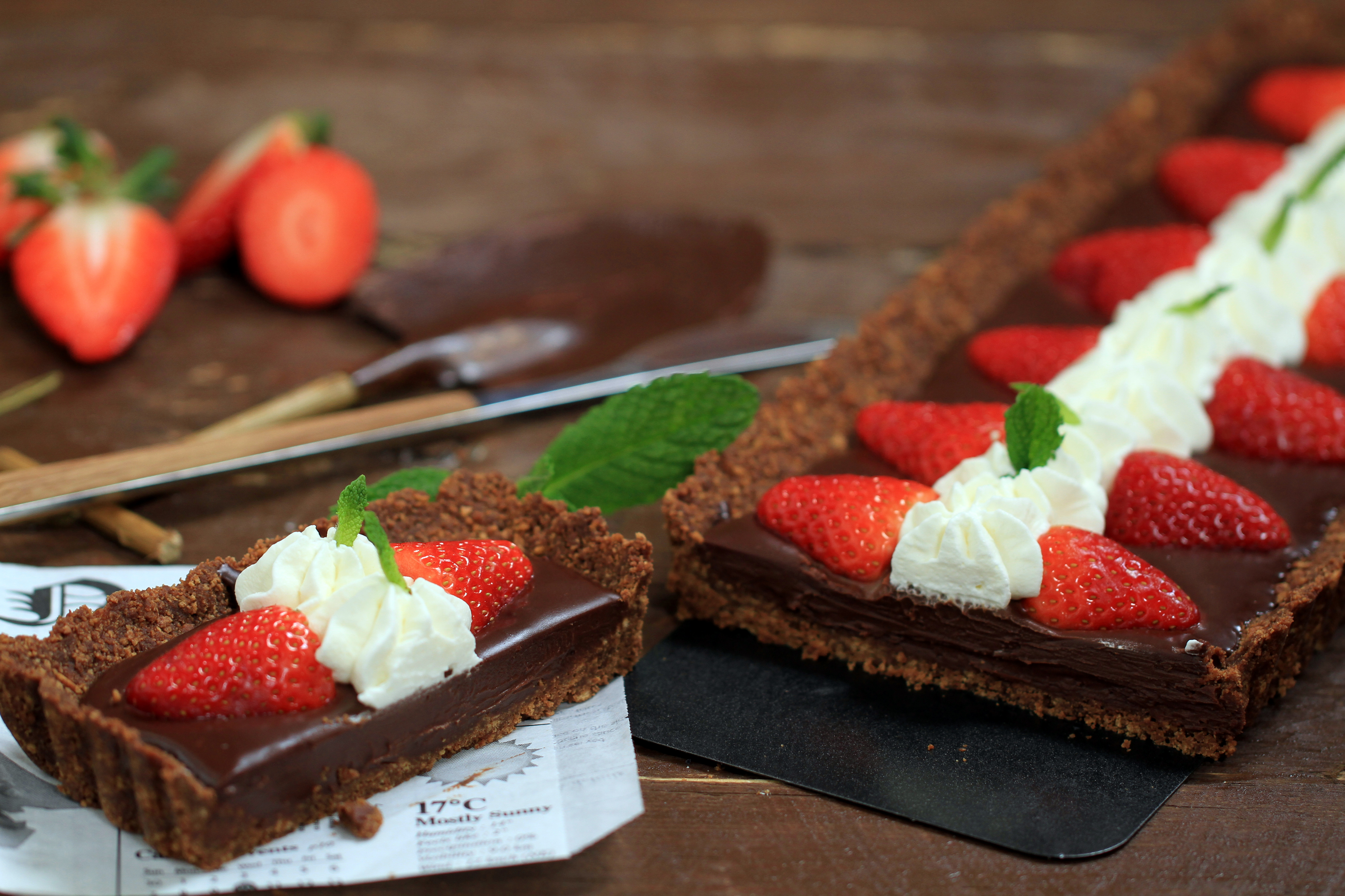 Tarta cremosa de chocolate y fresones
