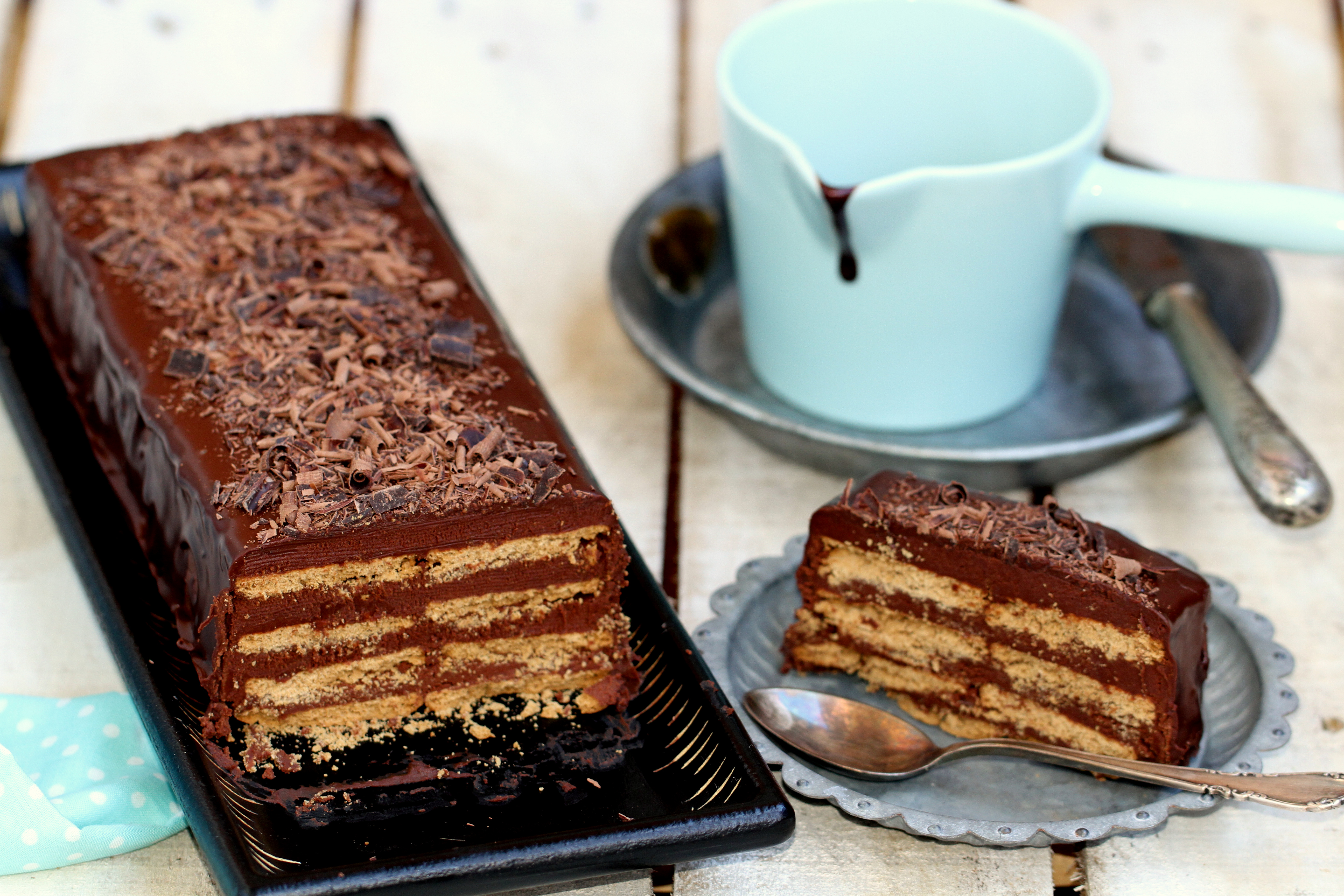 Tarta crujiente de galletas y crema de chocolate