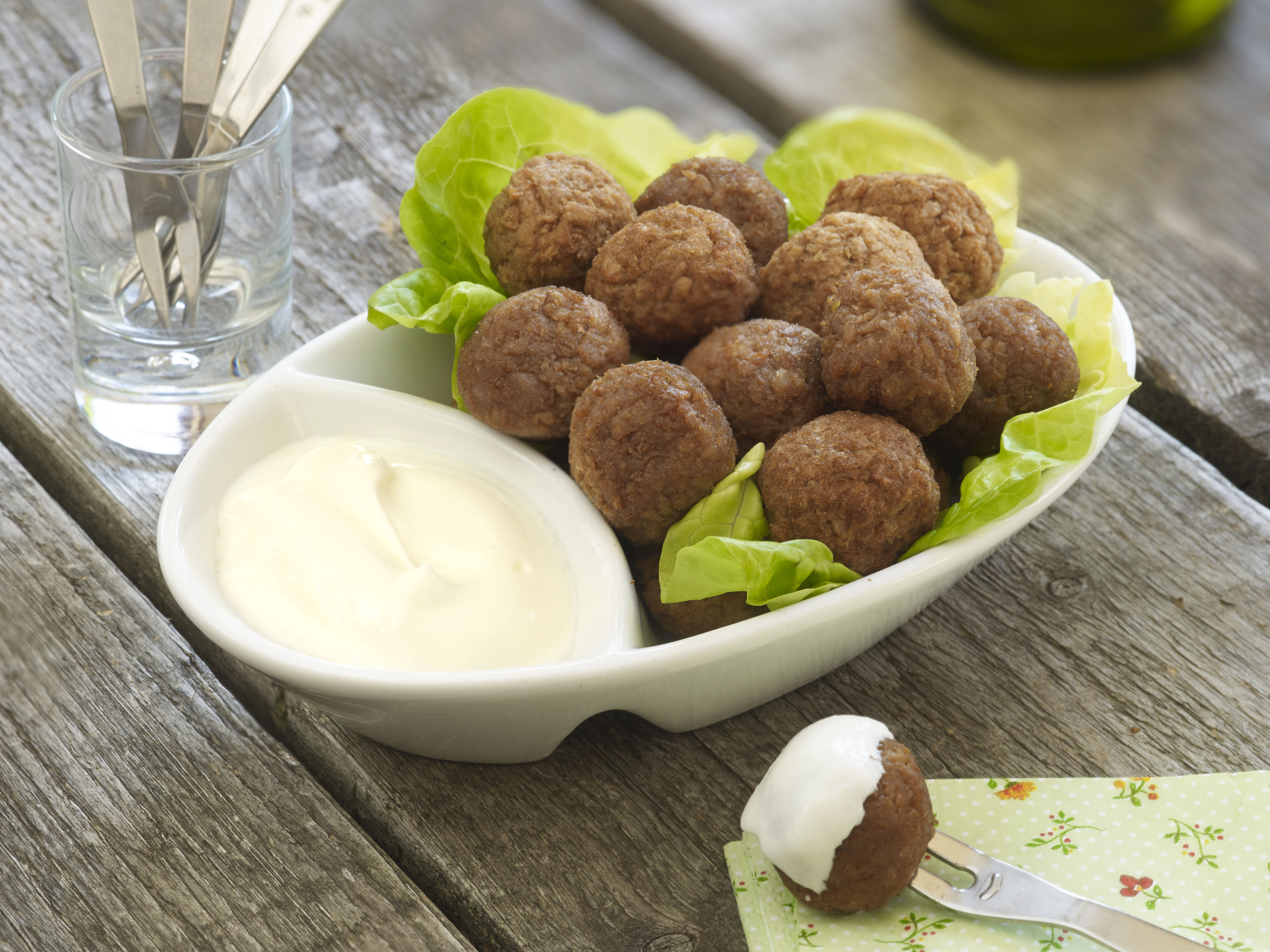 Albóndigas vegetarianas con dip de queso