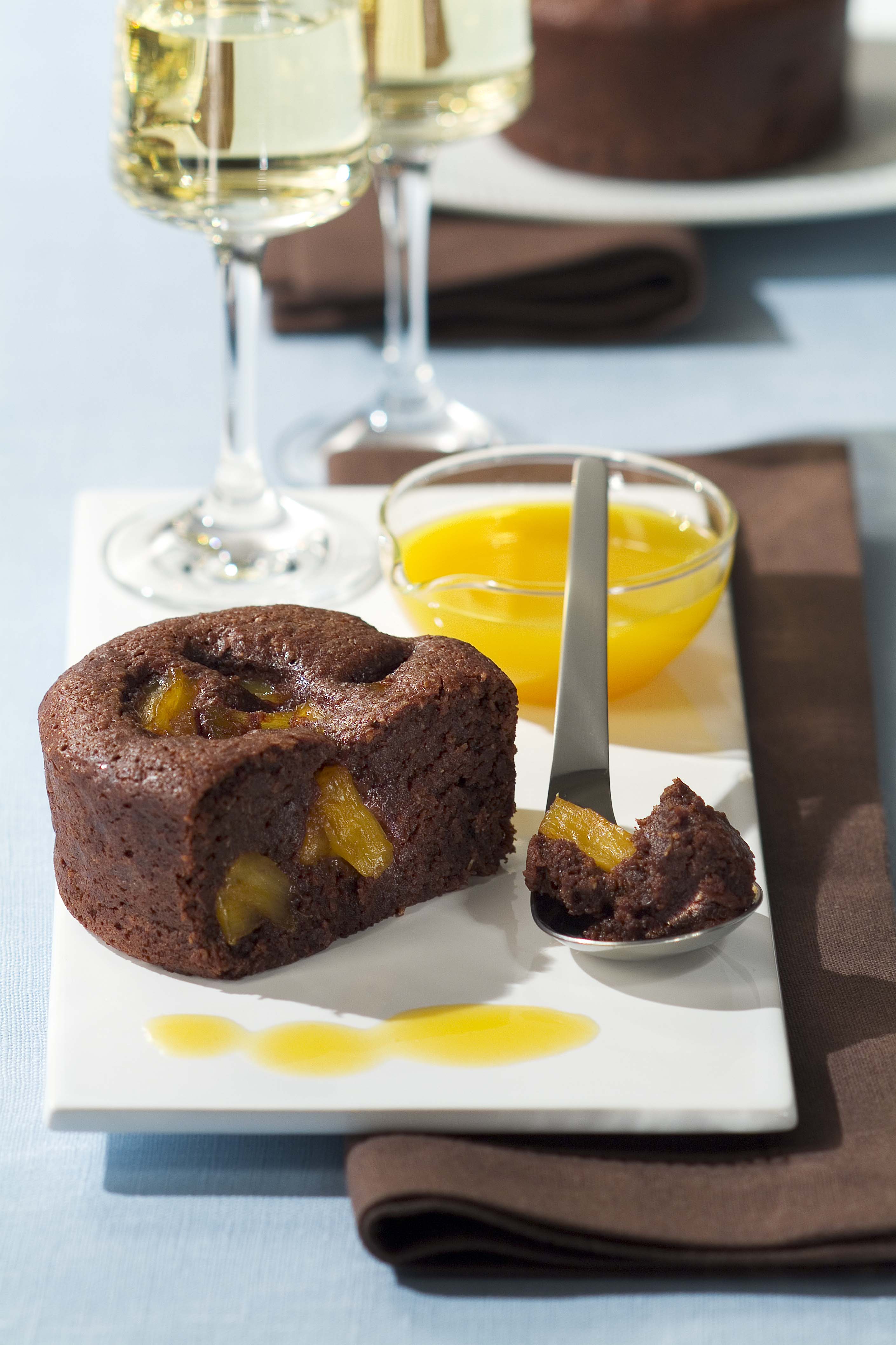Fondant de chocolate, coco y piña caramelizada