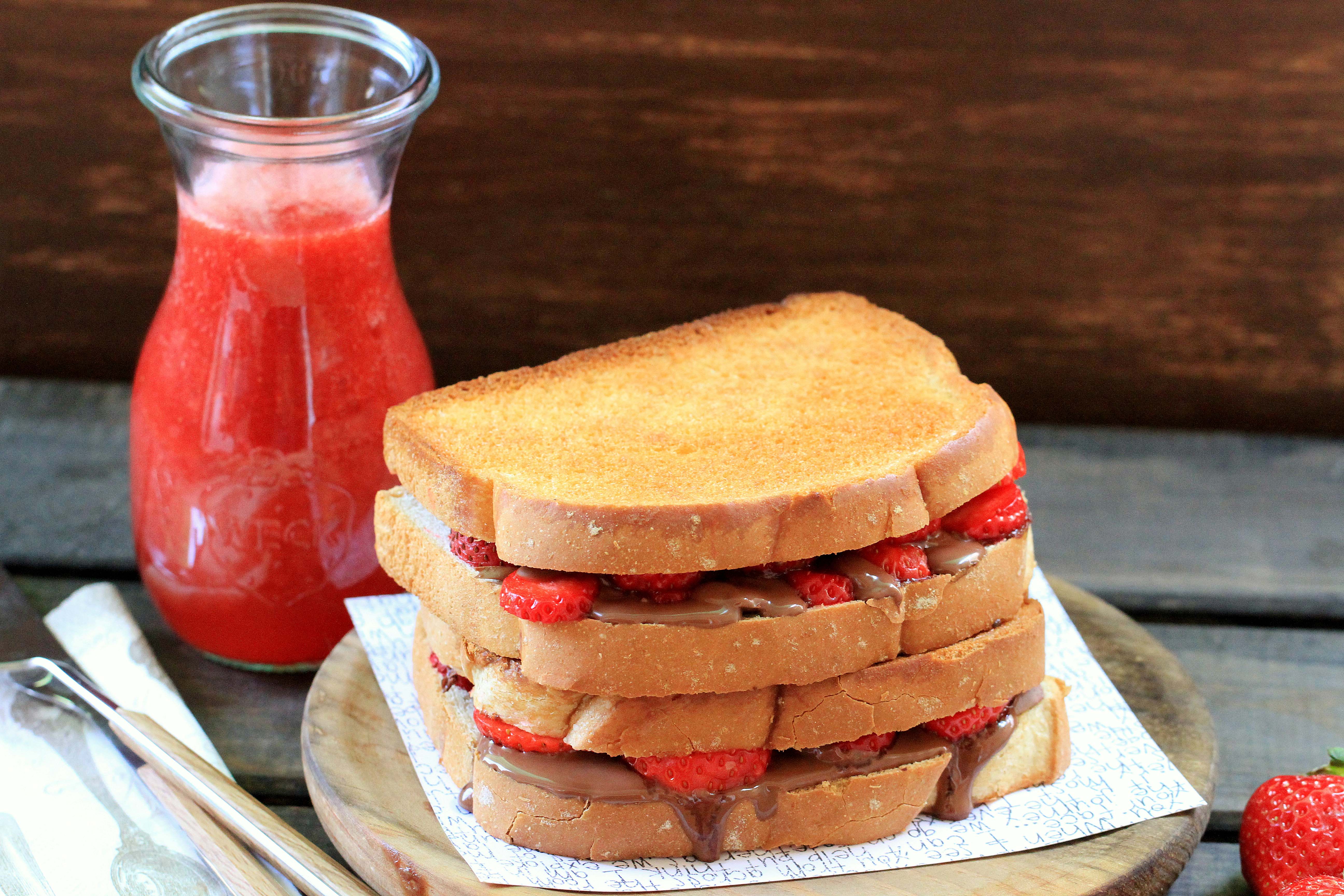 Sandwich de chocolate con leche y fresones