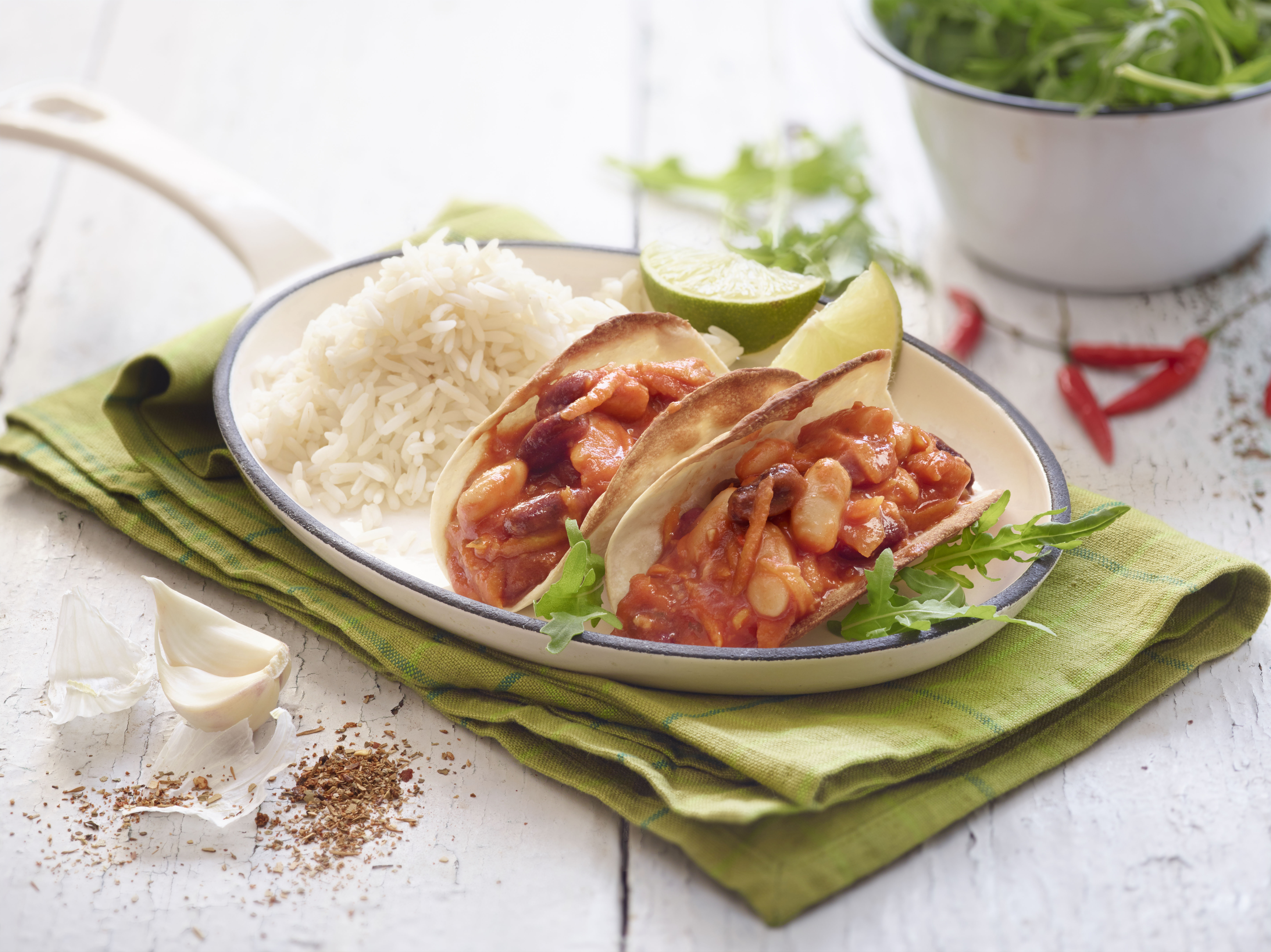 Chili de alubias blancas y rojas con obleas