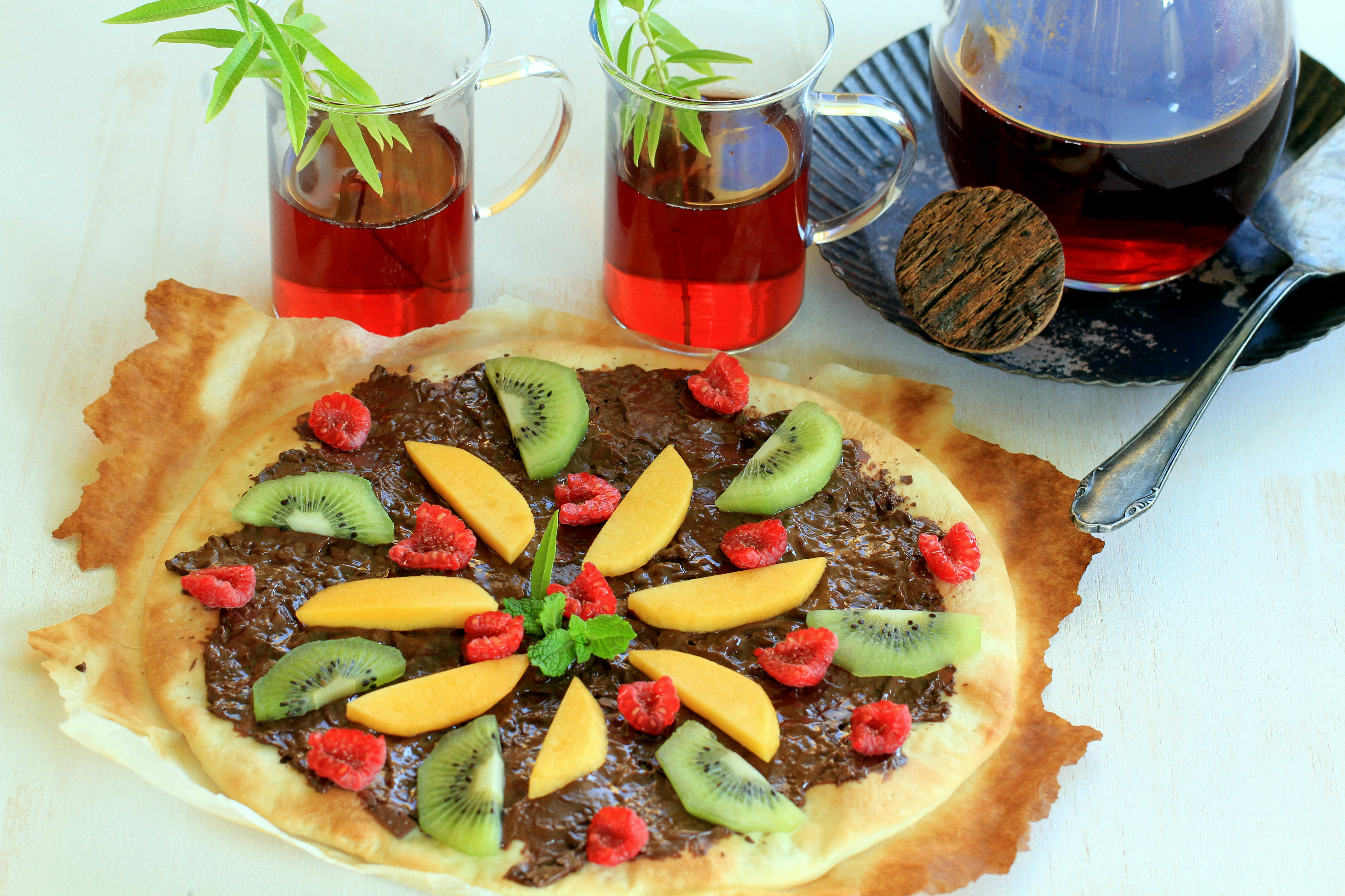 Pizza de chocolate con fruta fresca