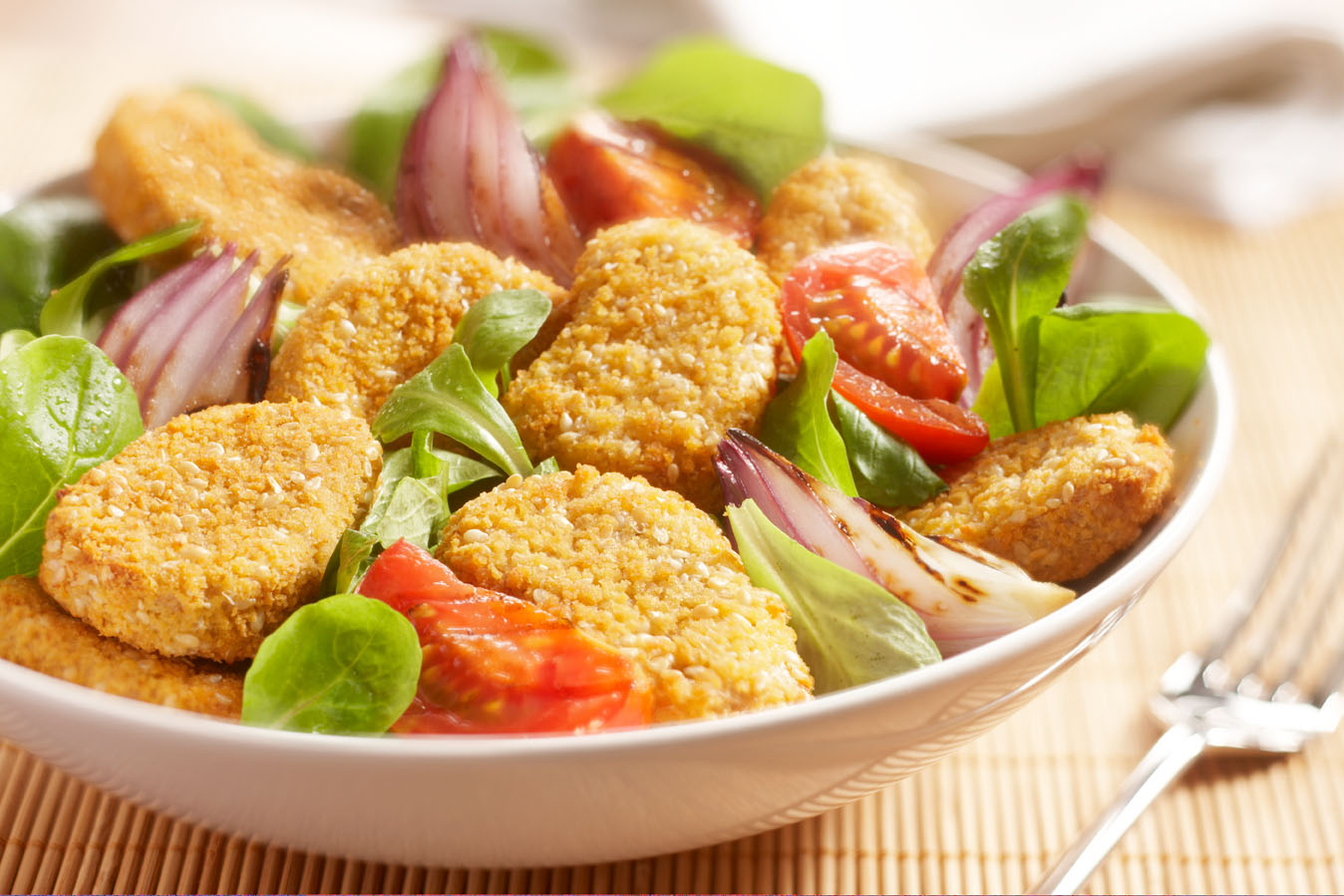 Ensalada tibia con nuggets veganos