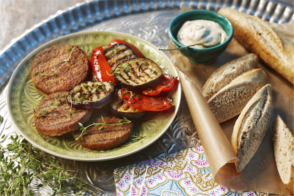 Classic Burger con verduras asadas, hummus y pan