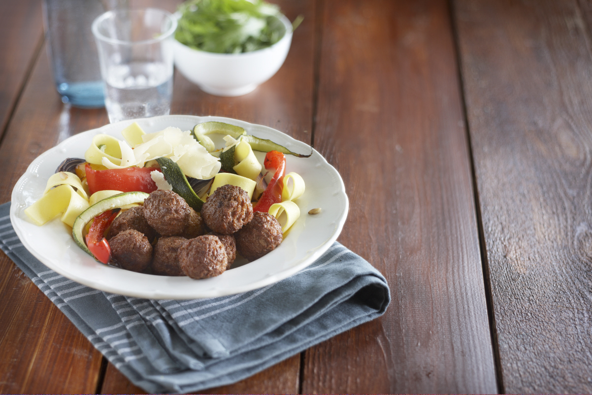 Albóndigas vegetarianas con pasta y verduras