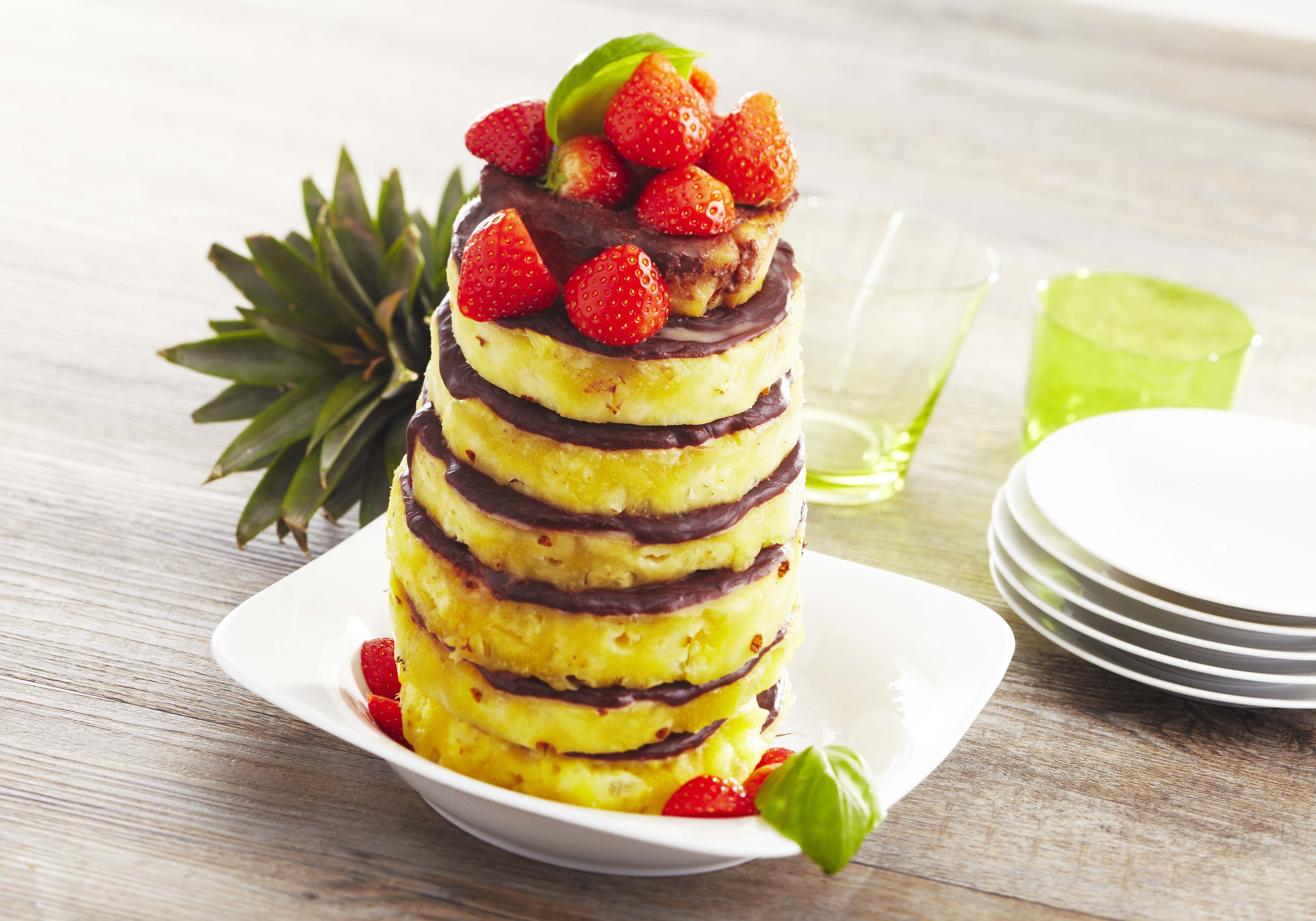 Torre de piña y chocolate