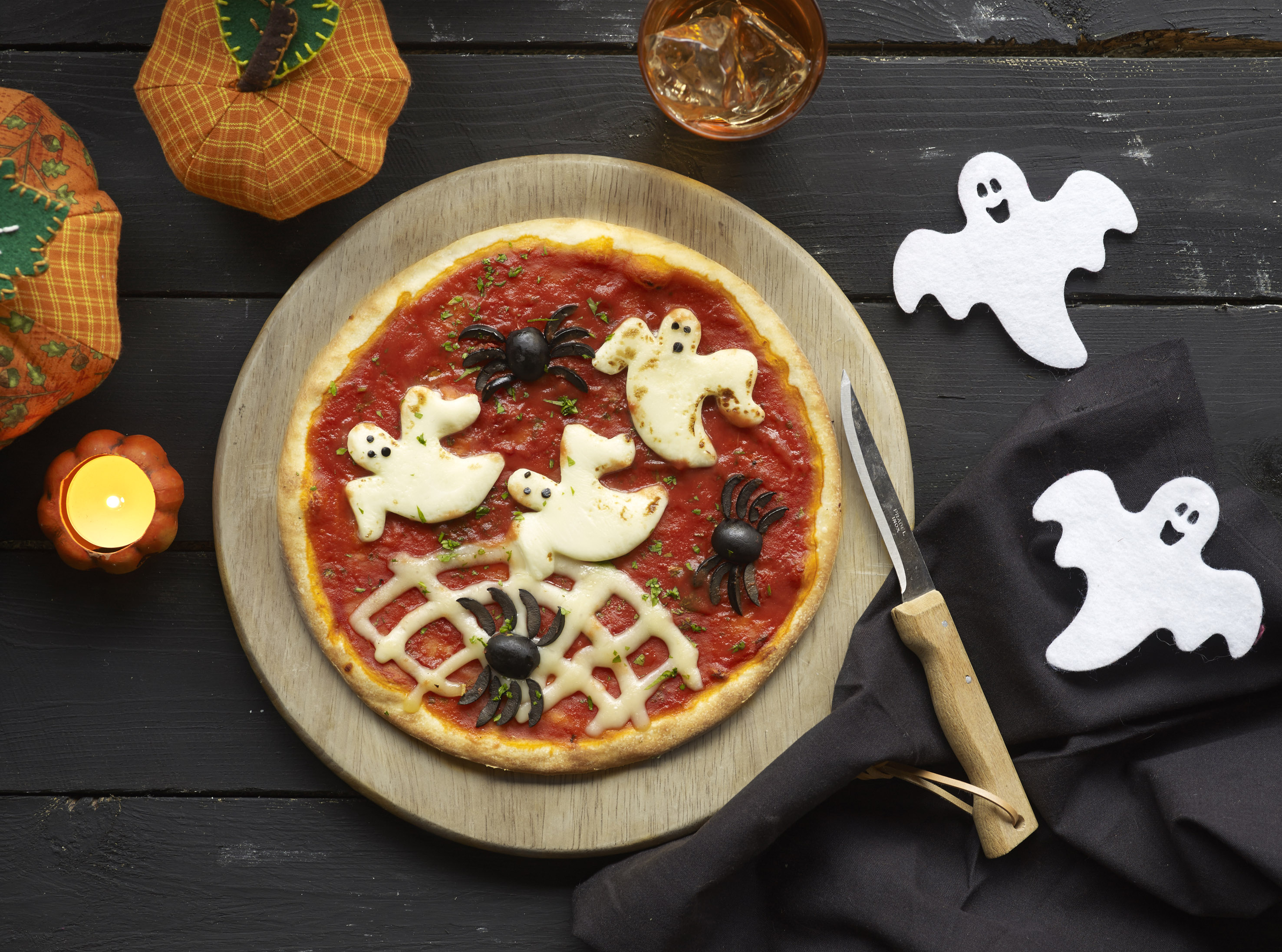 Pizza halloween de fantasmas y arañas