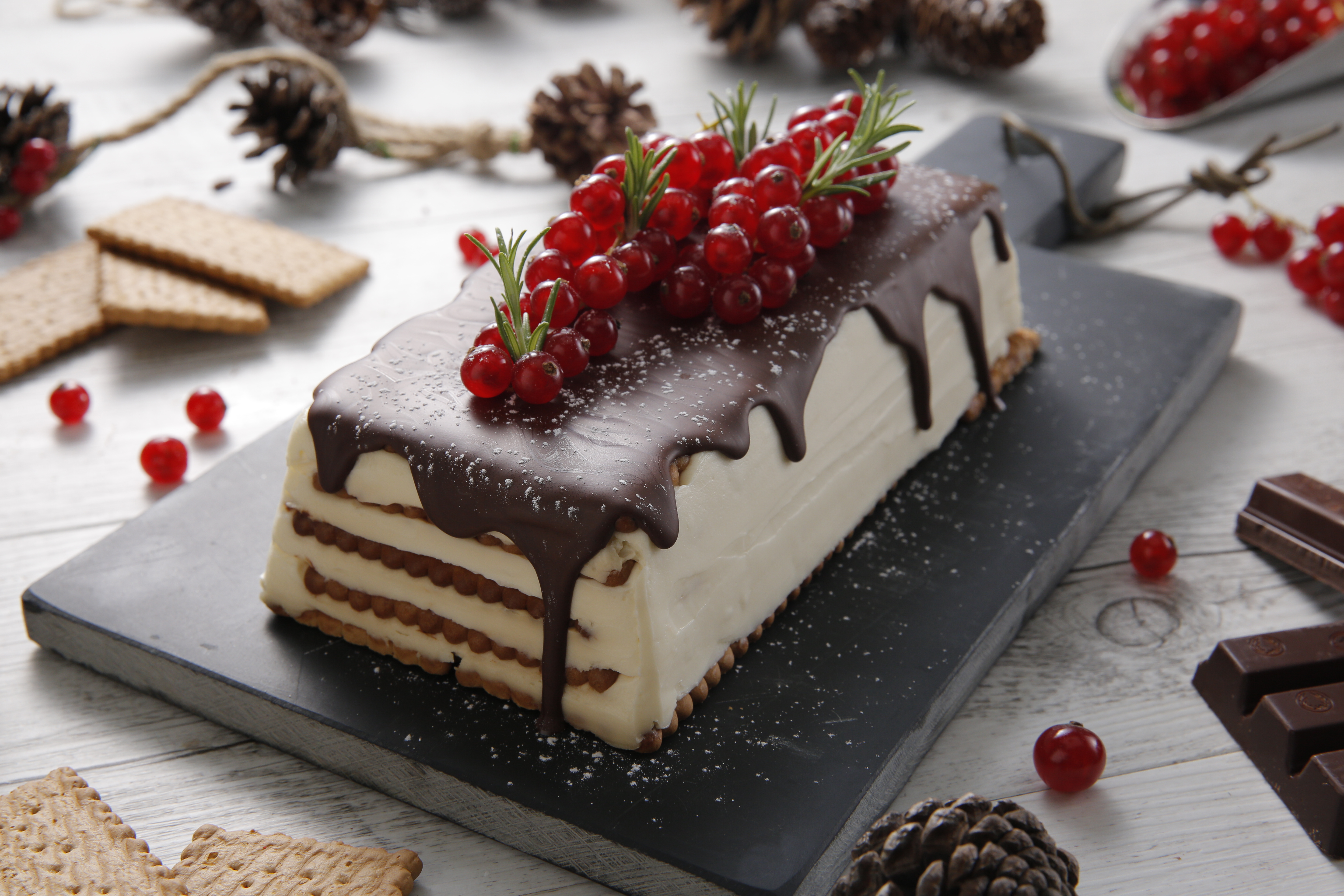 Tarta de galletas y chocolate con leche condensada para Navidad