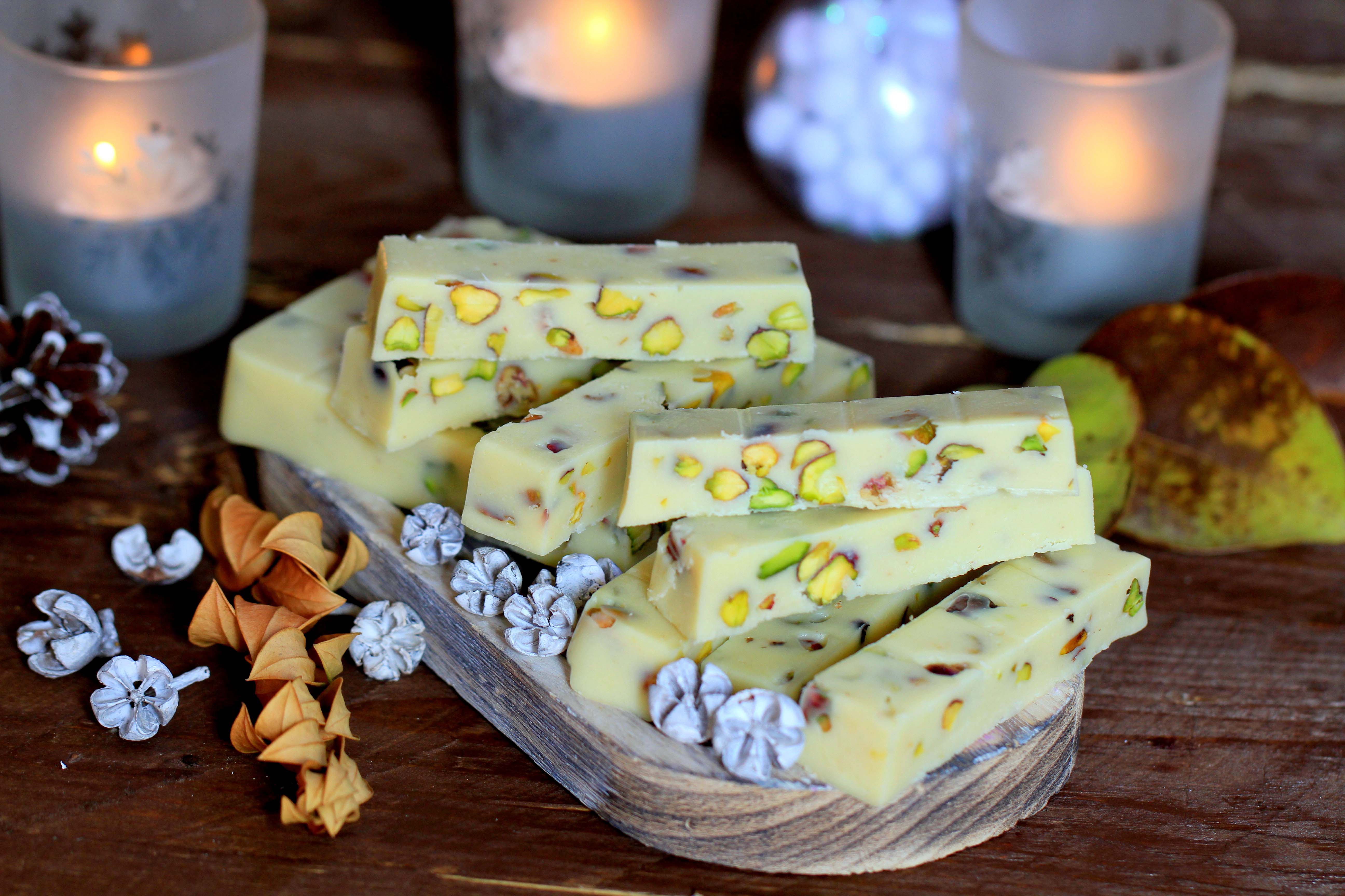Turrón de leche condensada, chocolate blanco y pistachos