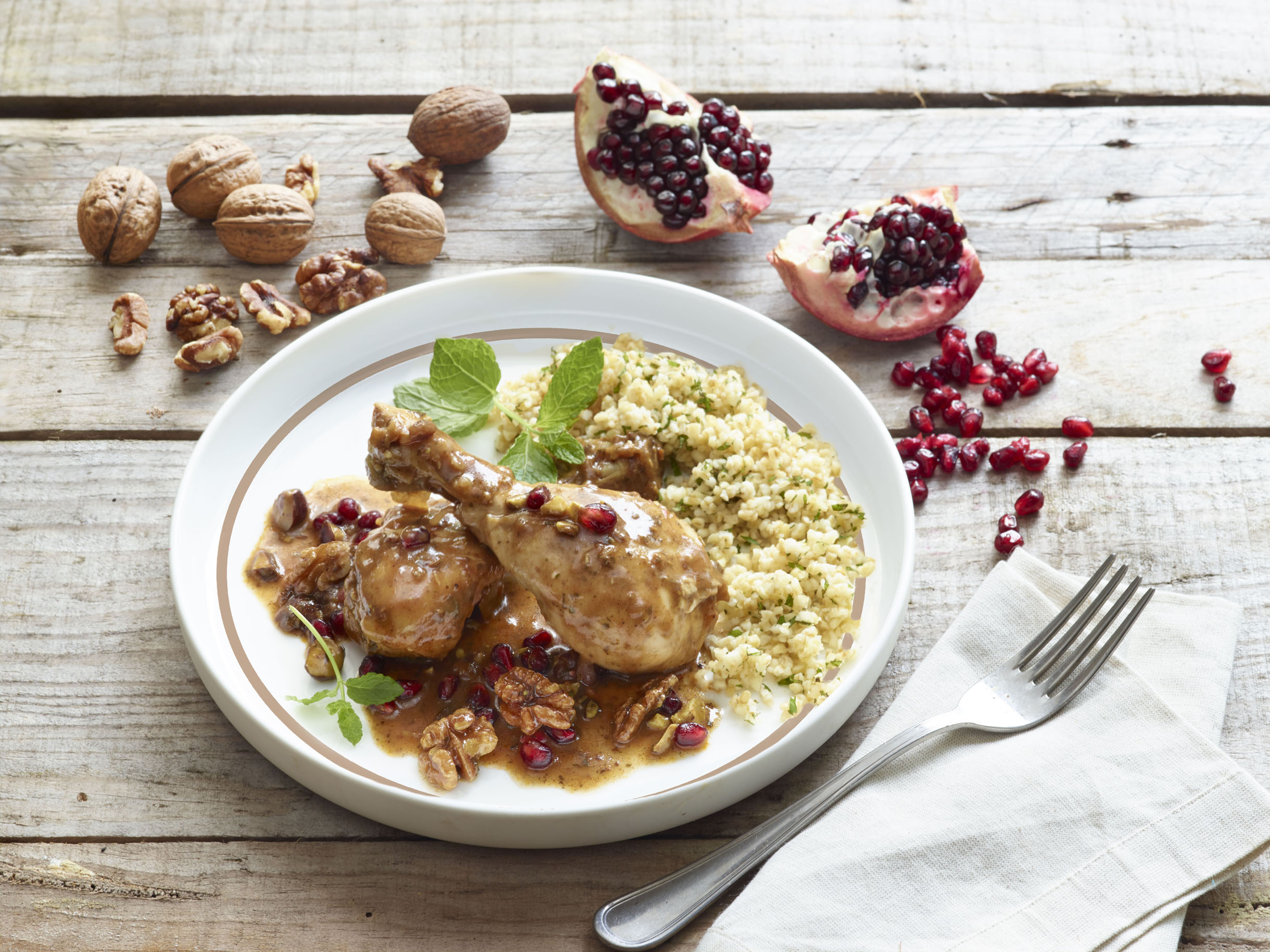 Pollo con nueces y granada al horno