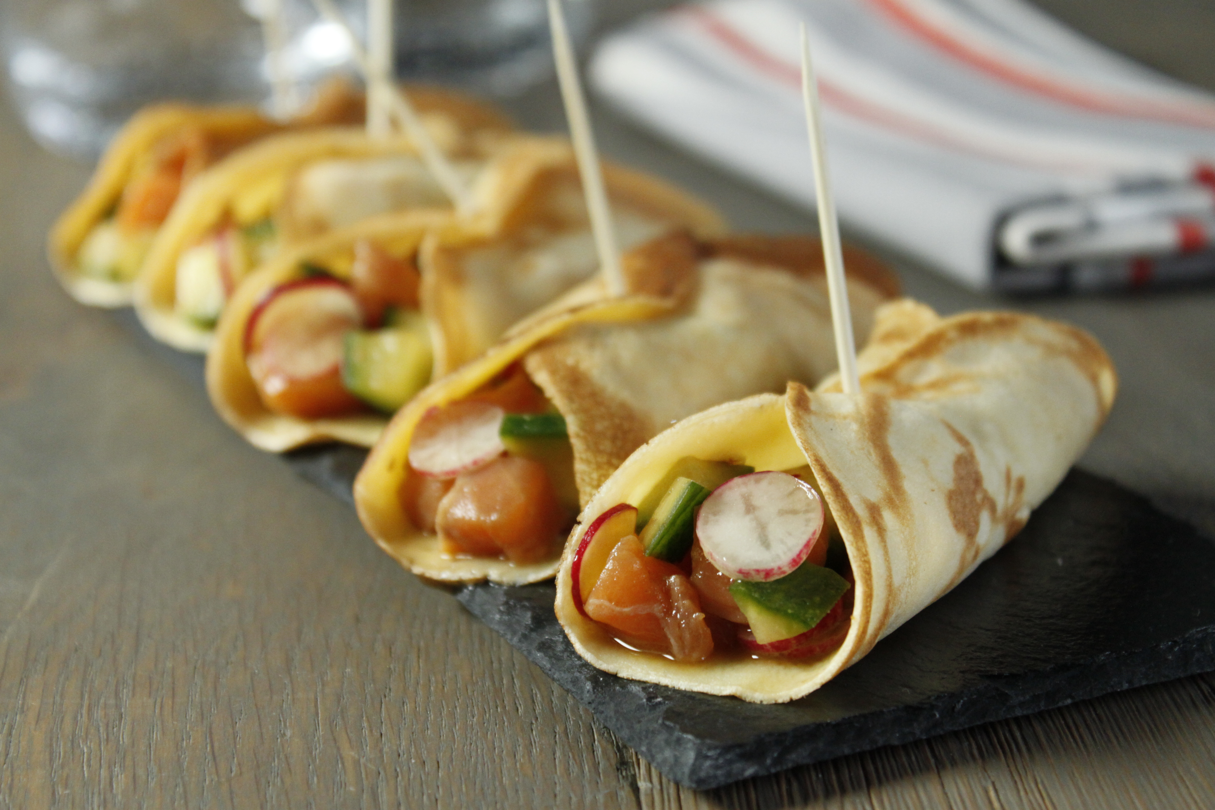 Mini Creps de queso y salmón