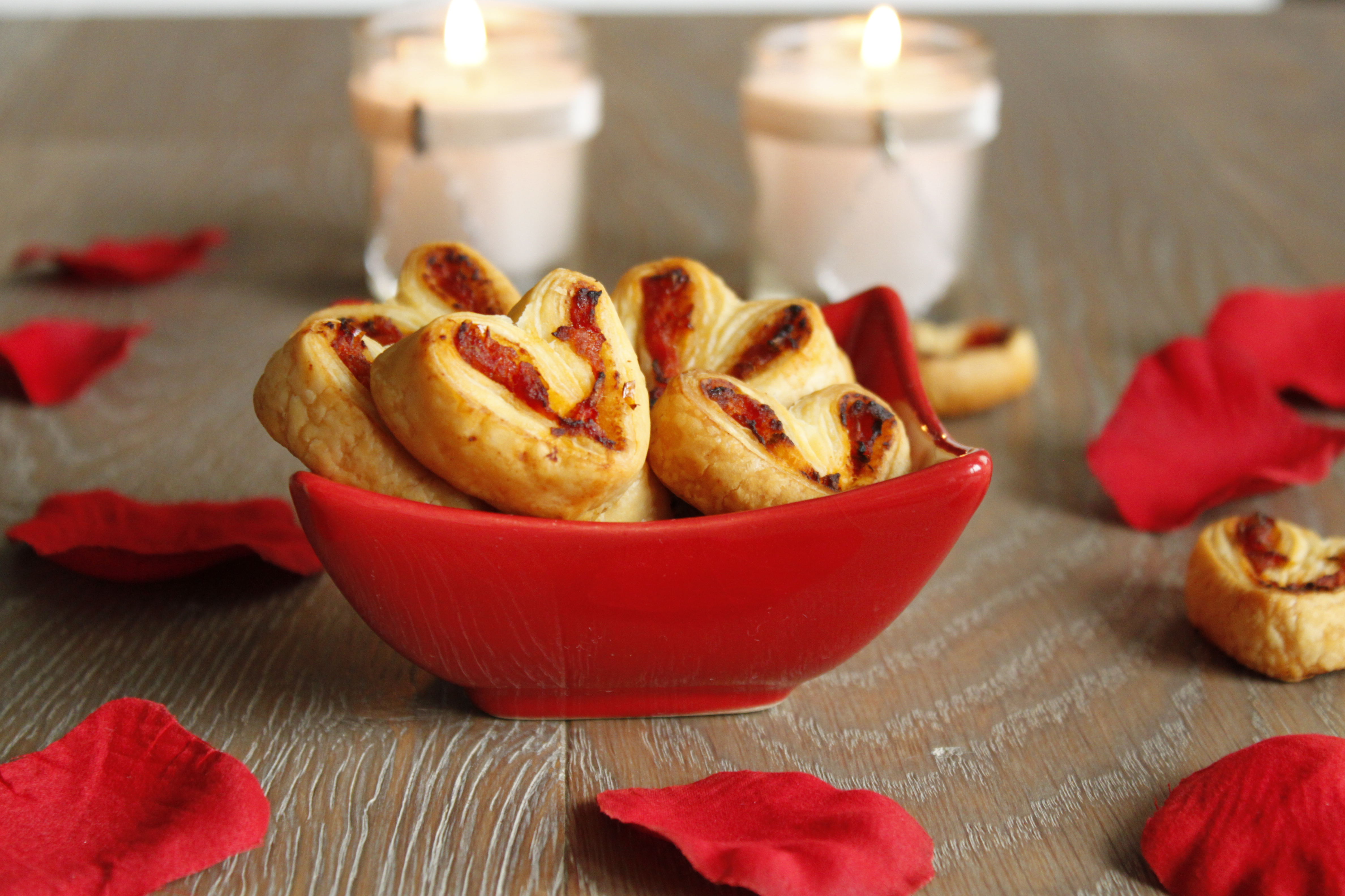 Corazones de hojaldre con tomate picante