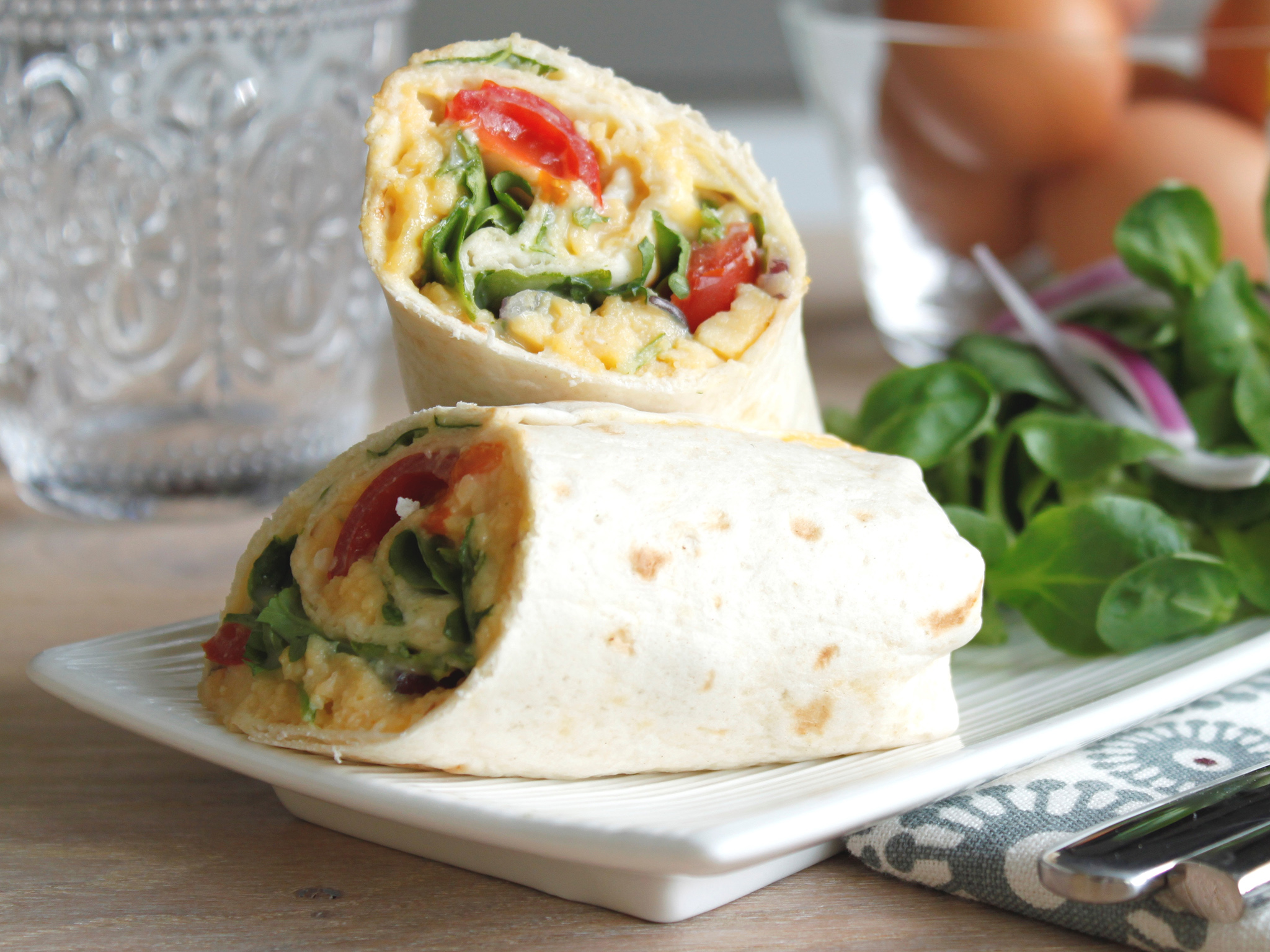 Wraps con huevos revueltos, rúcula y tomate