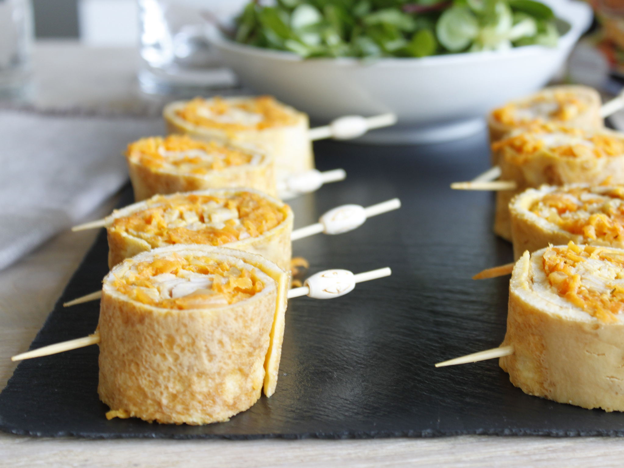 Rollitos de tortilla de zanahoria, pavo y queso de cabra