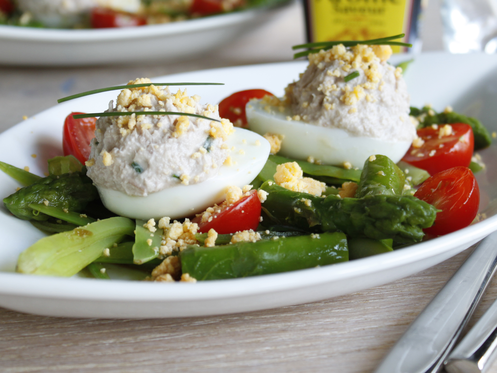 Ensalada de tirabeques y espárragos con huevos rellenos