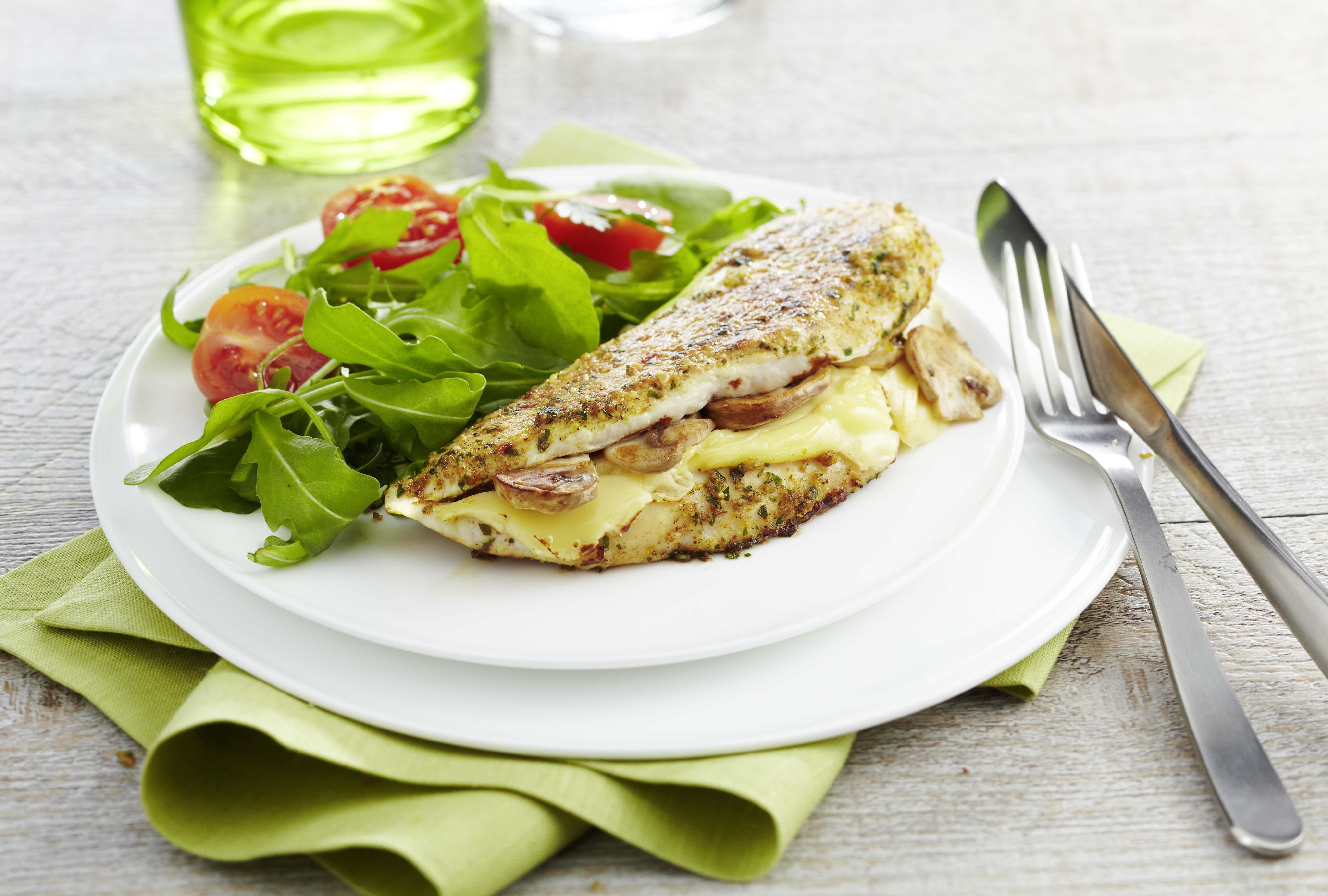 Pollo relleno de champiñones y queso emmental