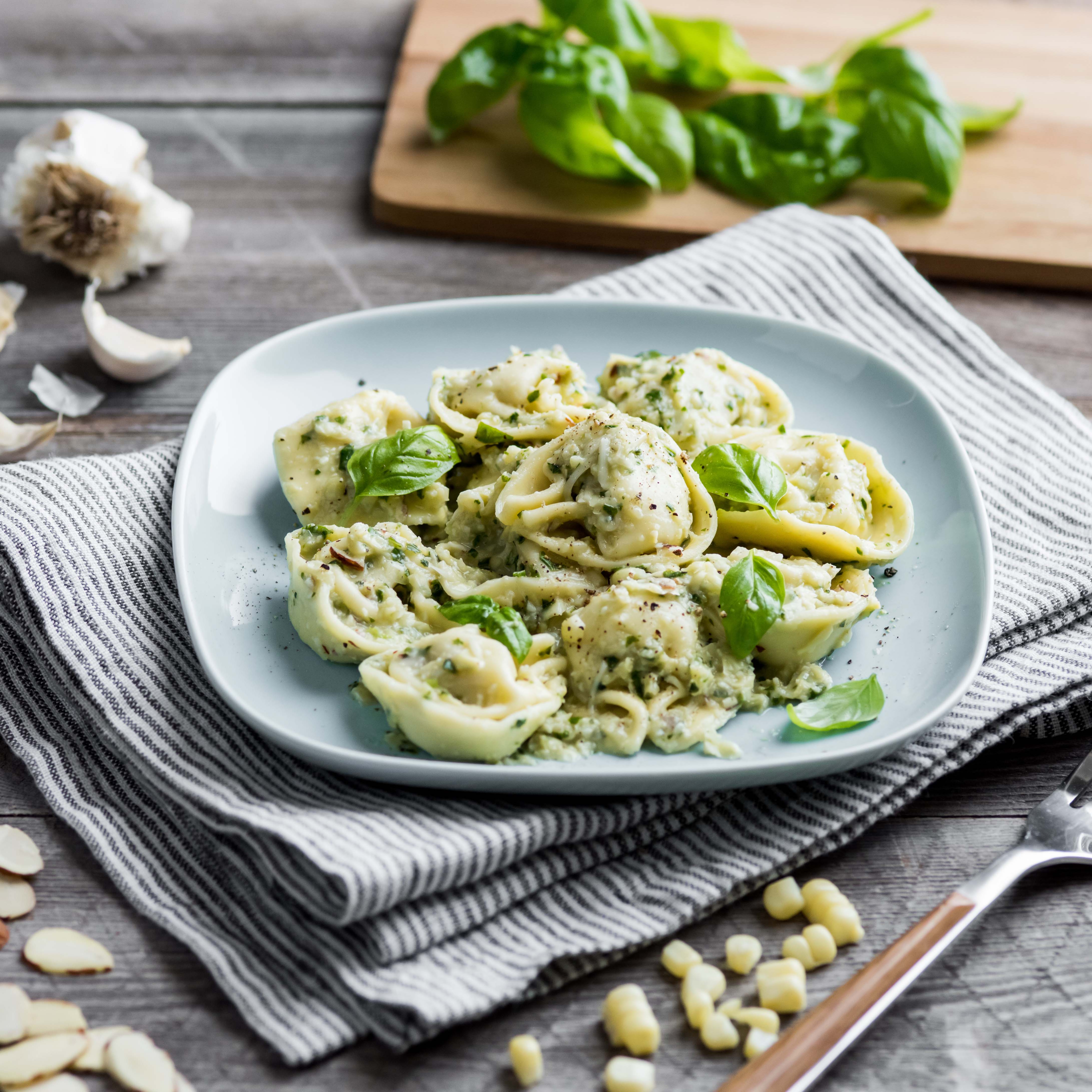 Tortelloni con pesto de maíz y albahaca