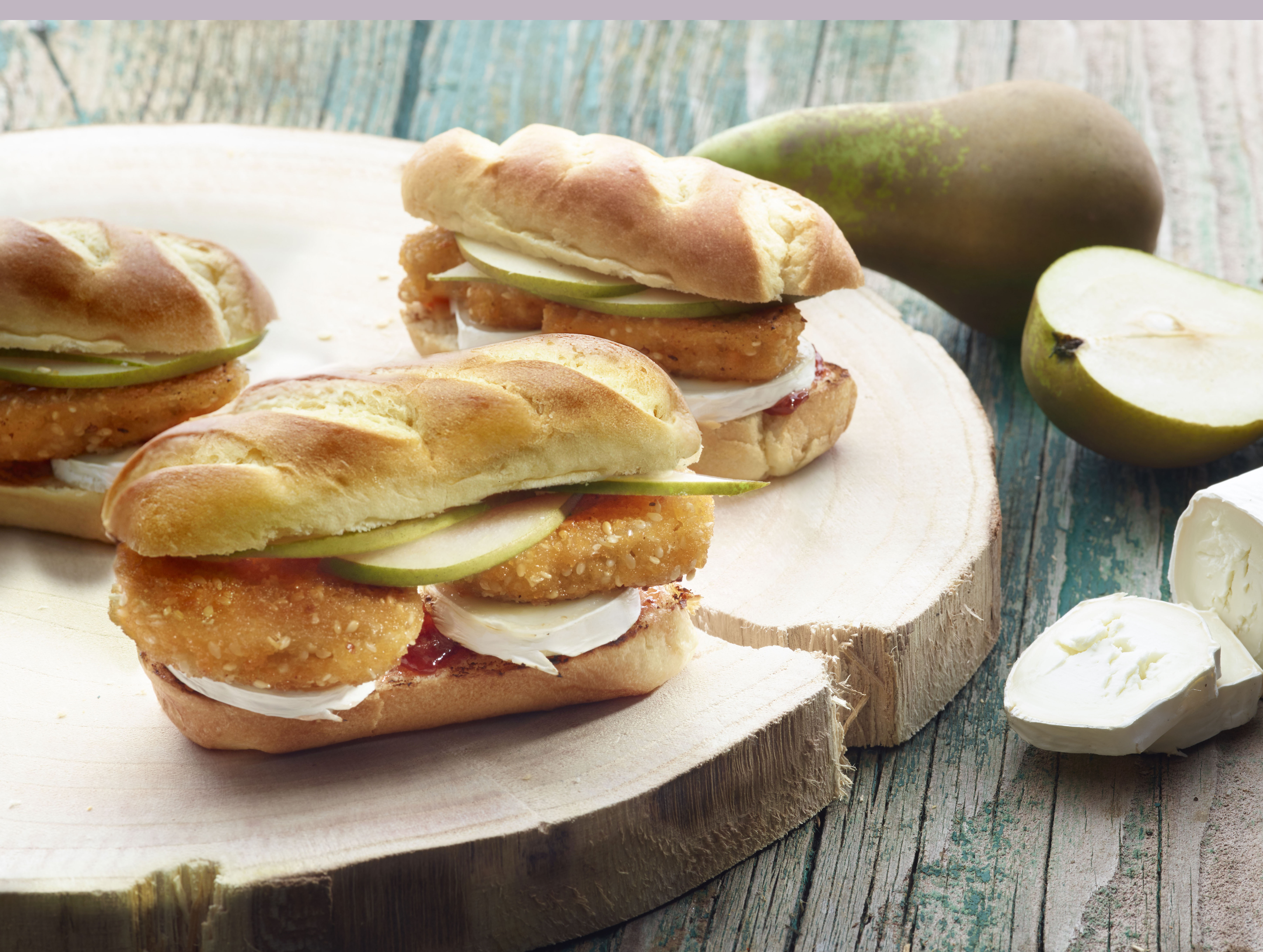 Bocadillo de nuggets veganos con pera y queso de cabra