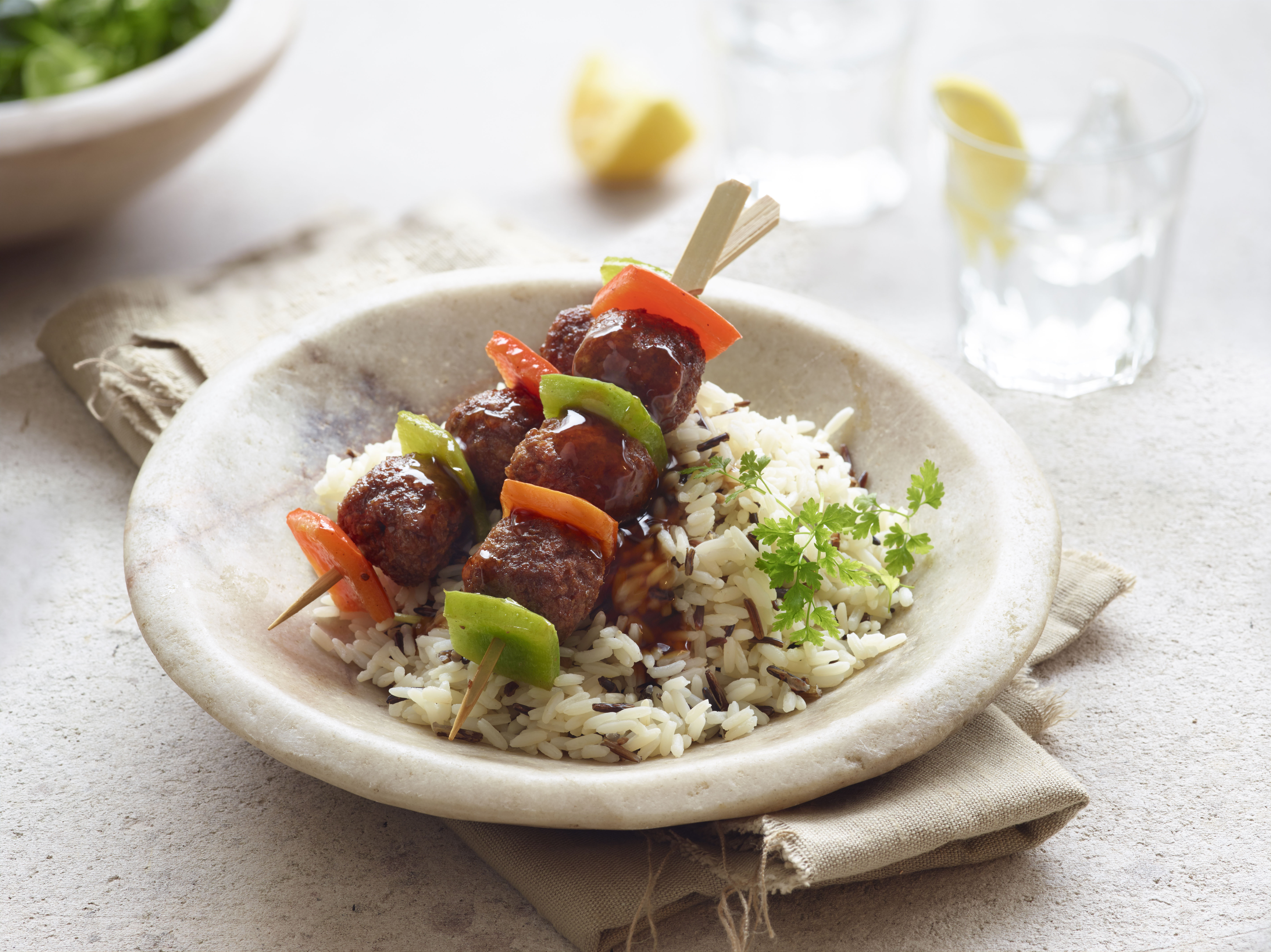 Pinchos de albóndigas vegetarianas con salsa agridulce