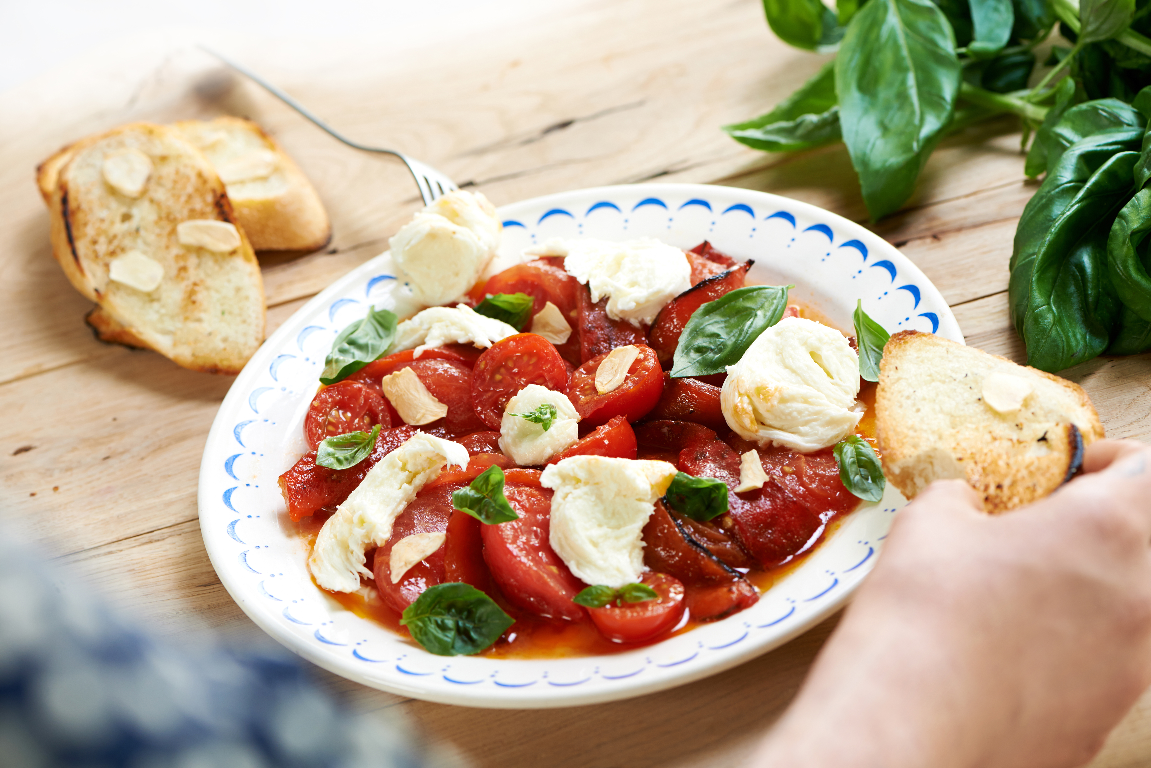 Ensalada de tomates asados y mozzarella al aceite de ajo