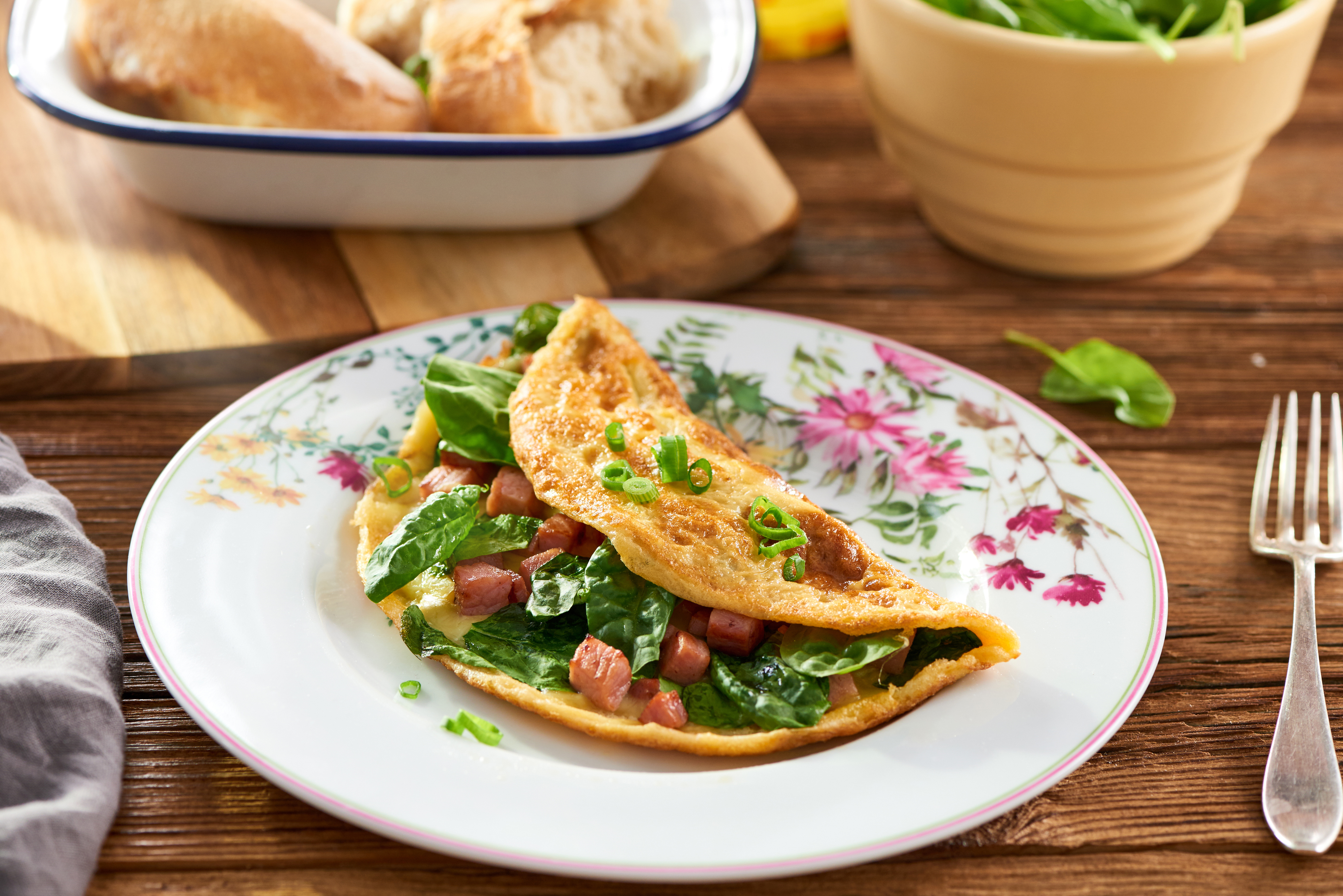 Tortilla de jamón y espinacas frescas
