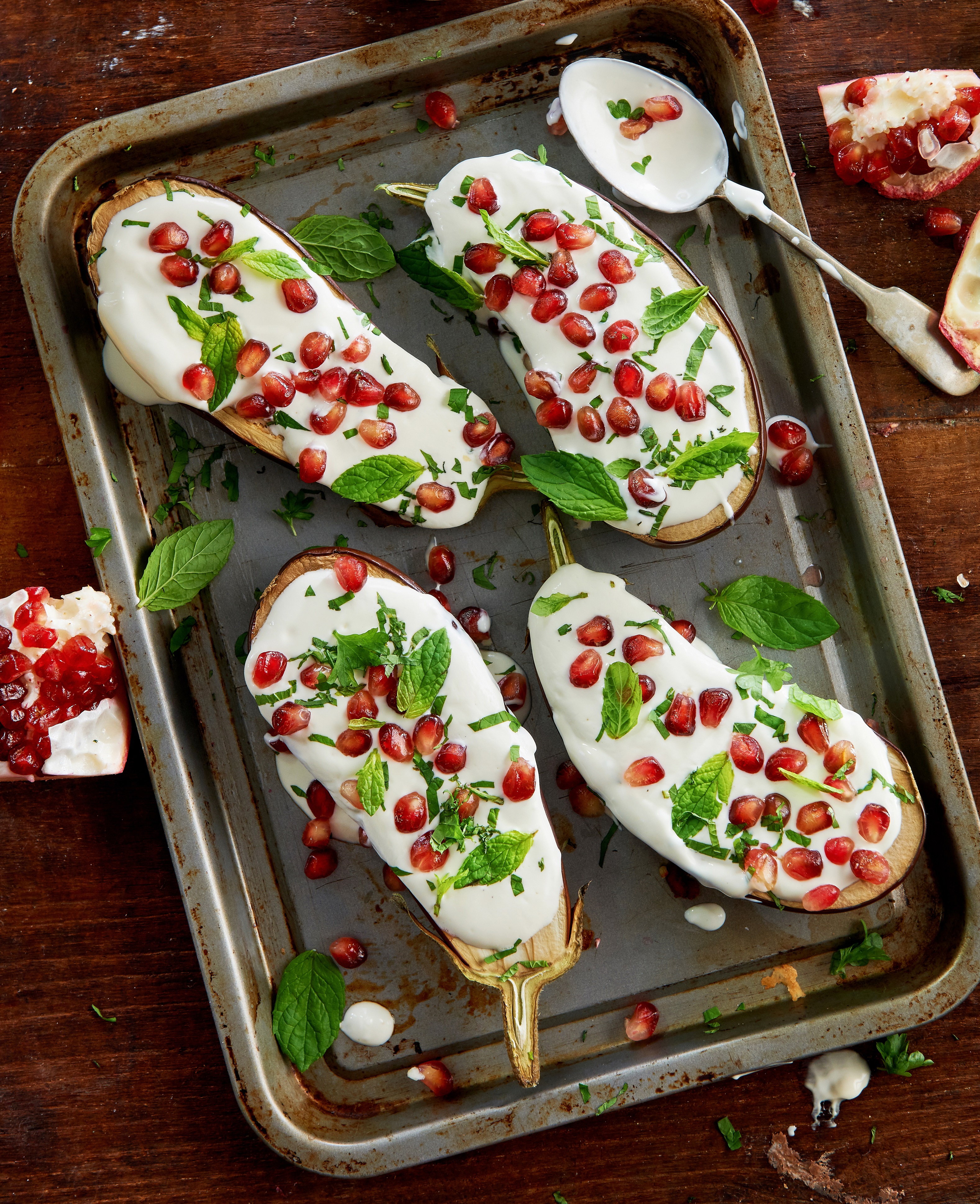 Berenjena al horno con salsa de yogur y granadas