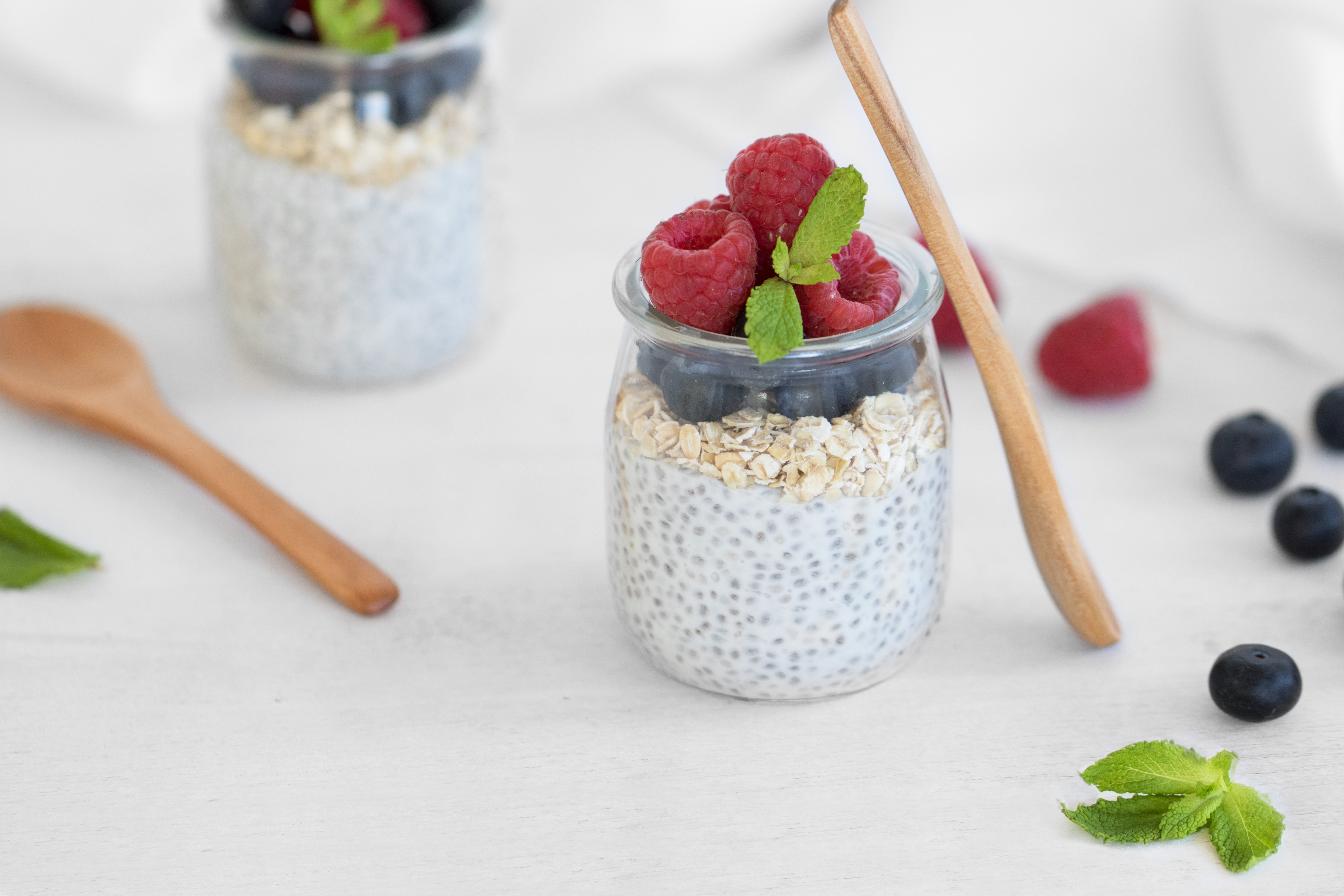Pudin de chía, yogur, avena y frutos rojos