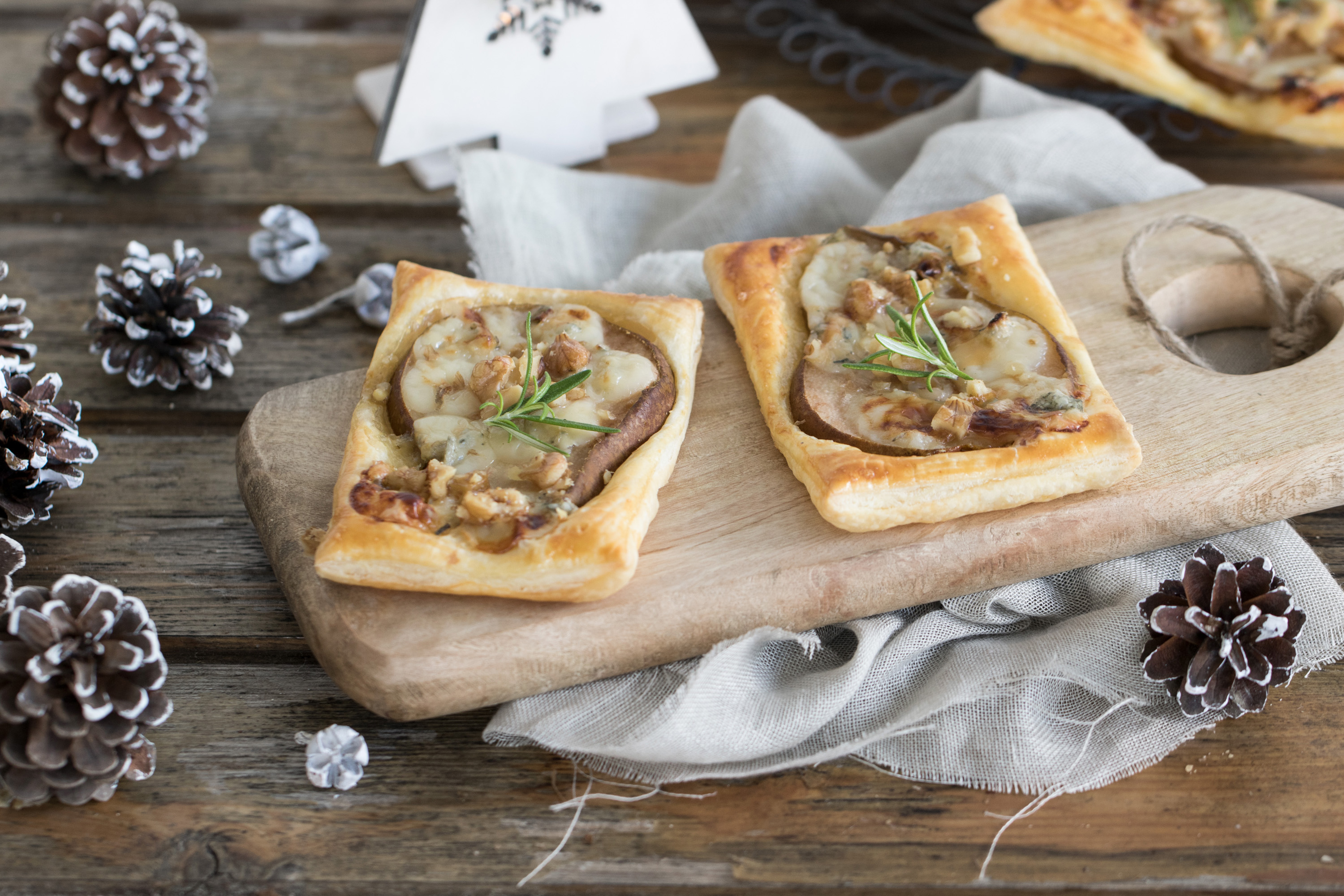 Aperitivo de hojaldre con pera, nueces y gorgonzola