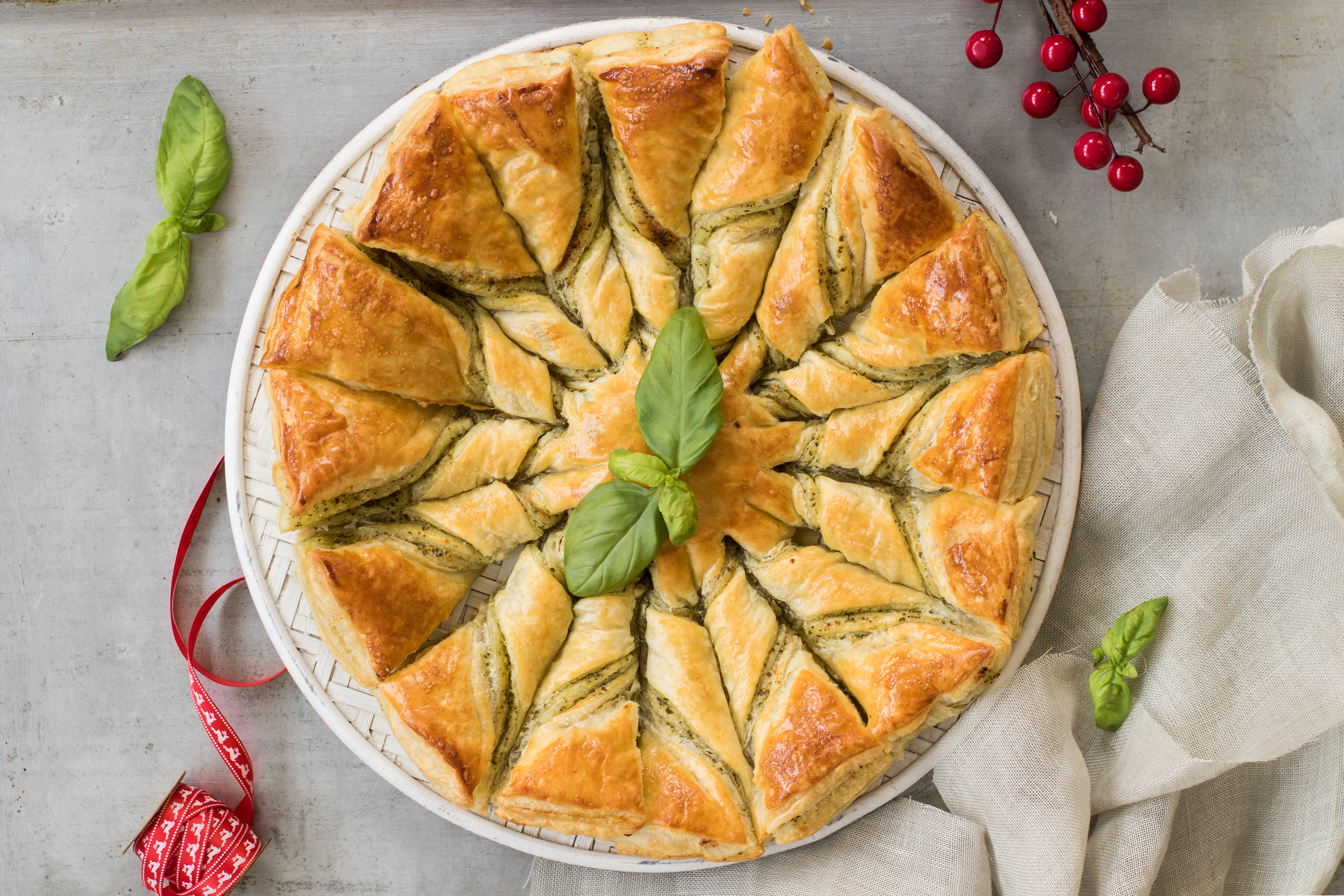 Estrella de hojaldre con salsa pesto y parmesano