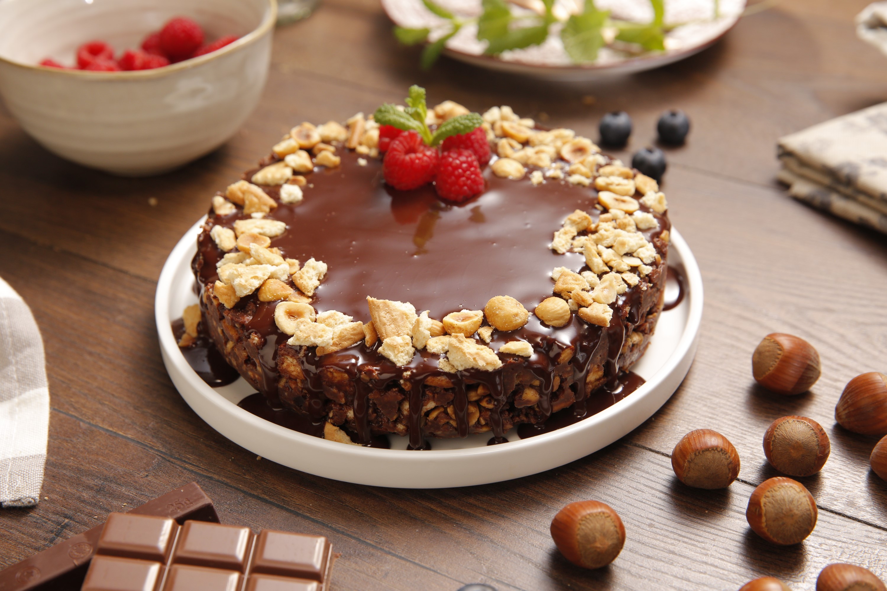 Tarta de chocolate y galletas con avellanas