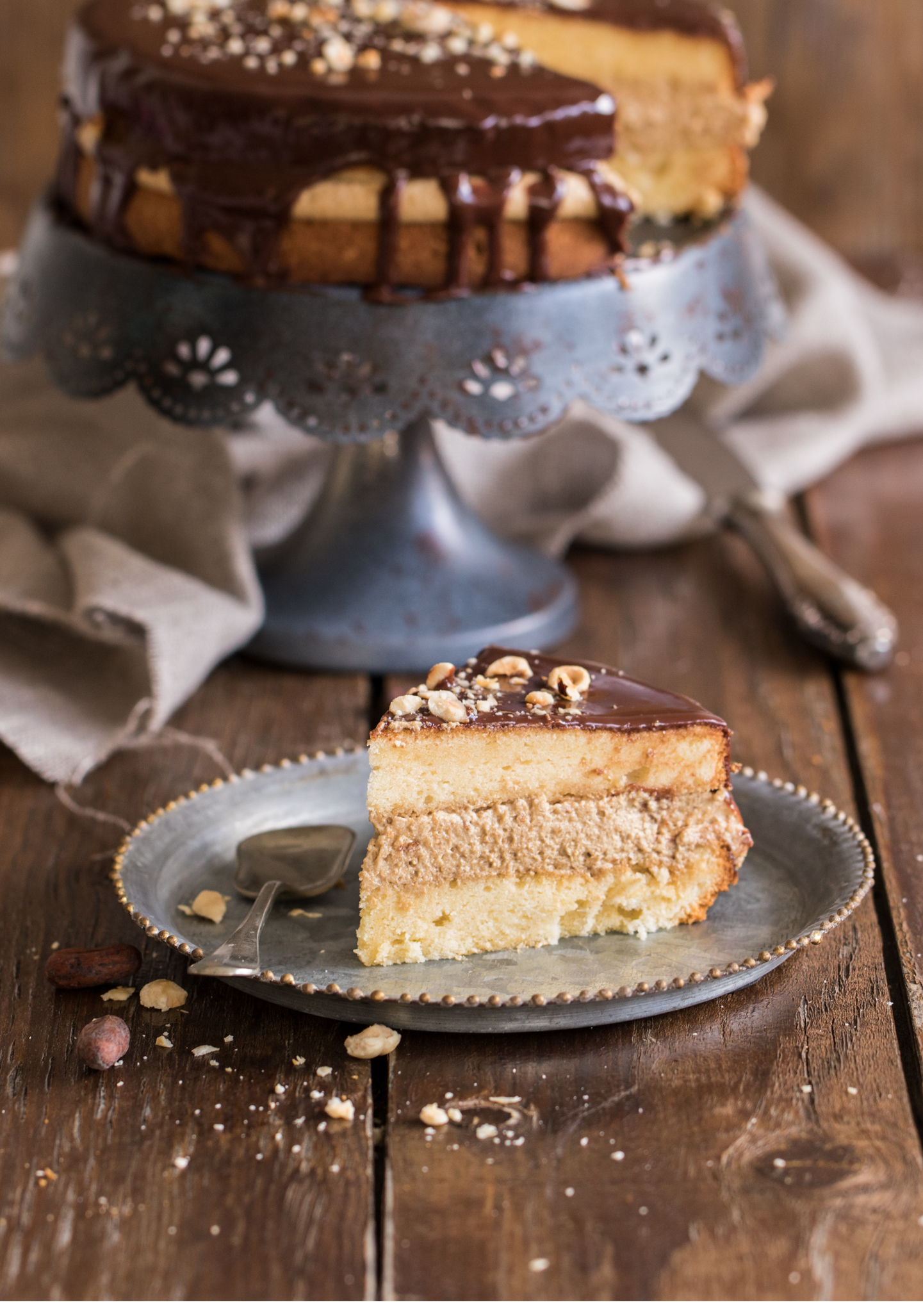 Pastel de crema de café y avellanas, con cobertura de chocolate