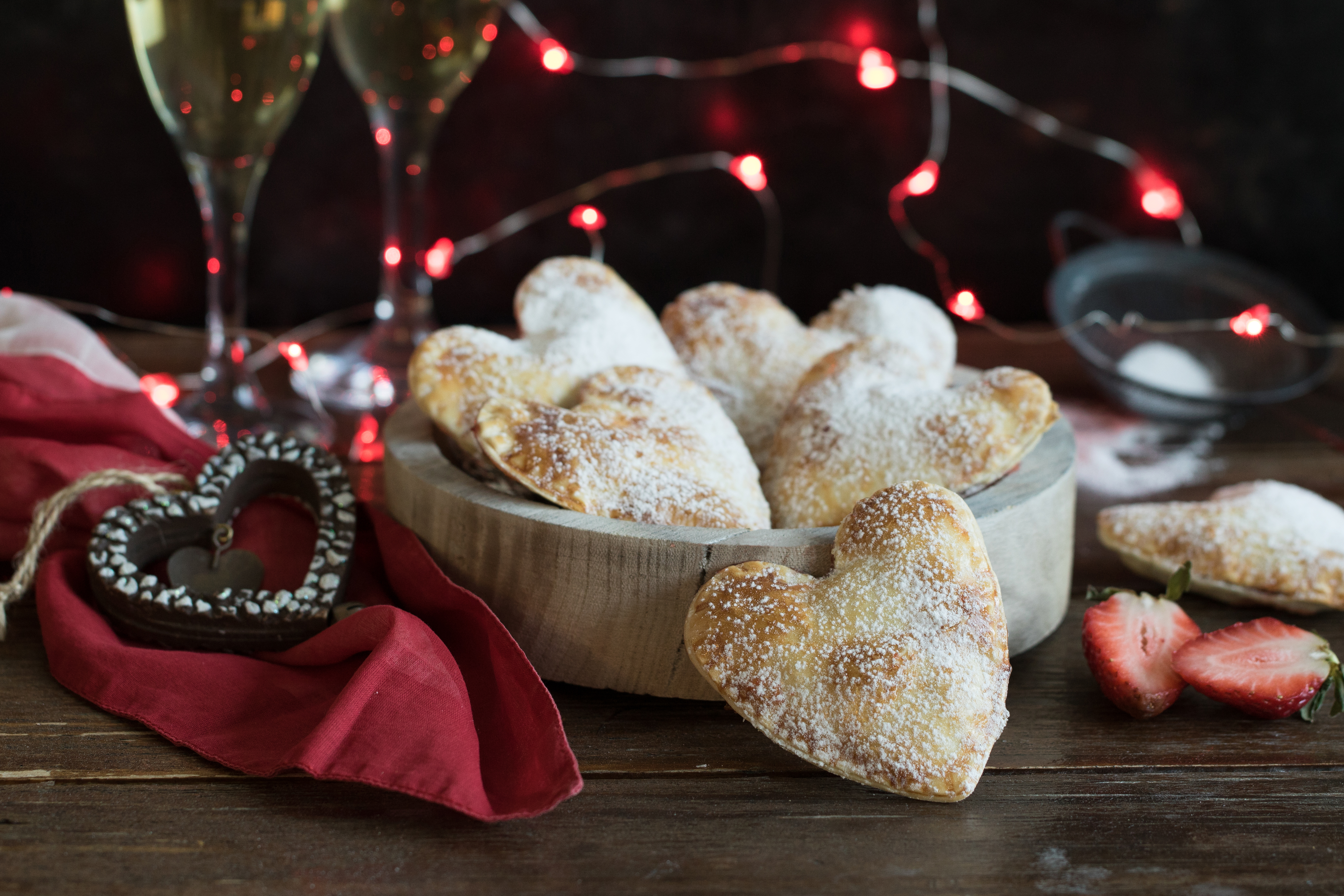 Empanadillas corazón rellenas de mermelada de fresas