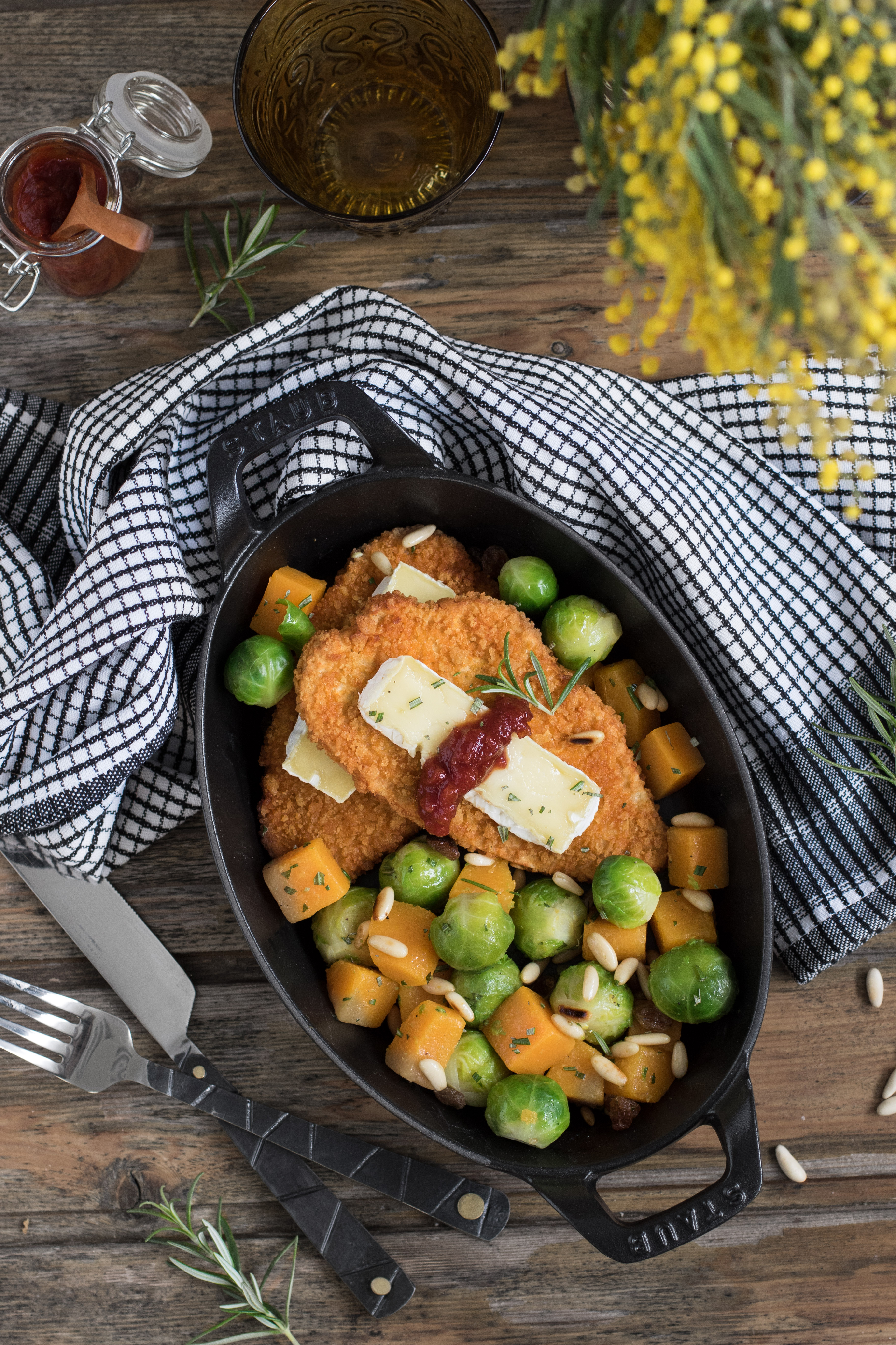 Empanado con verduras salteadas, queso brie y chutney de tomate
