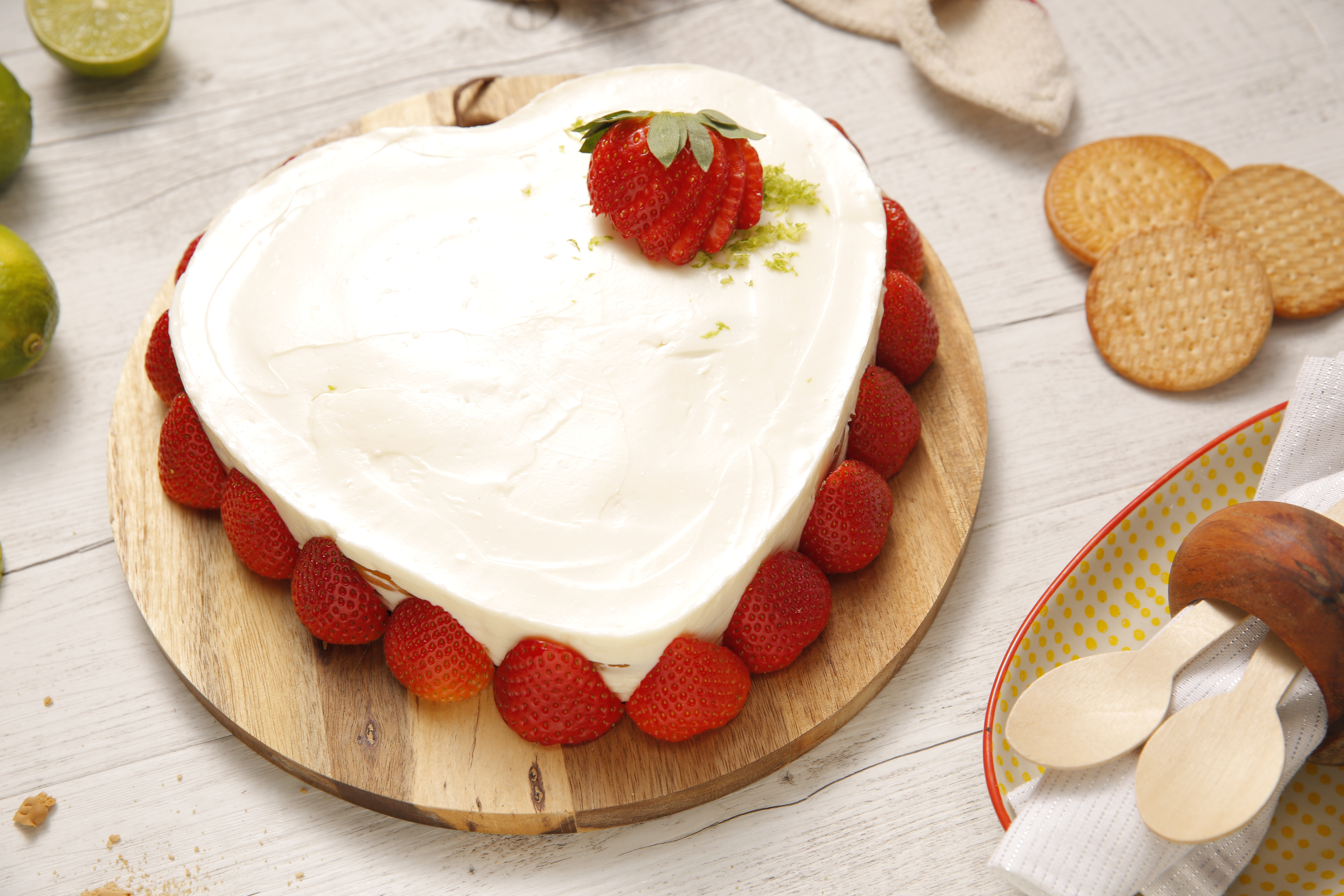 Tarta corazón de galletas, lima y fresas