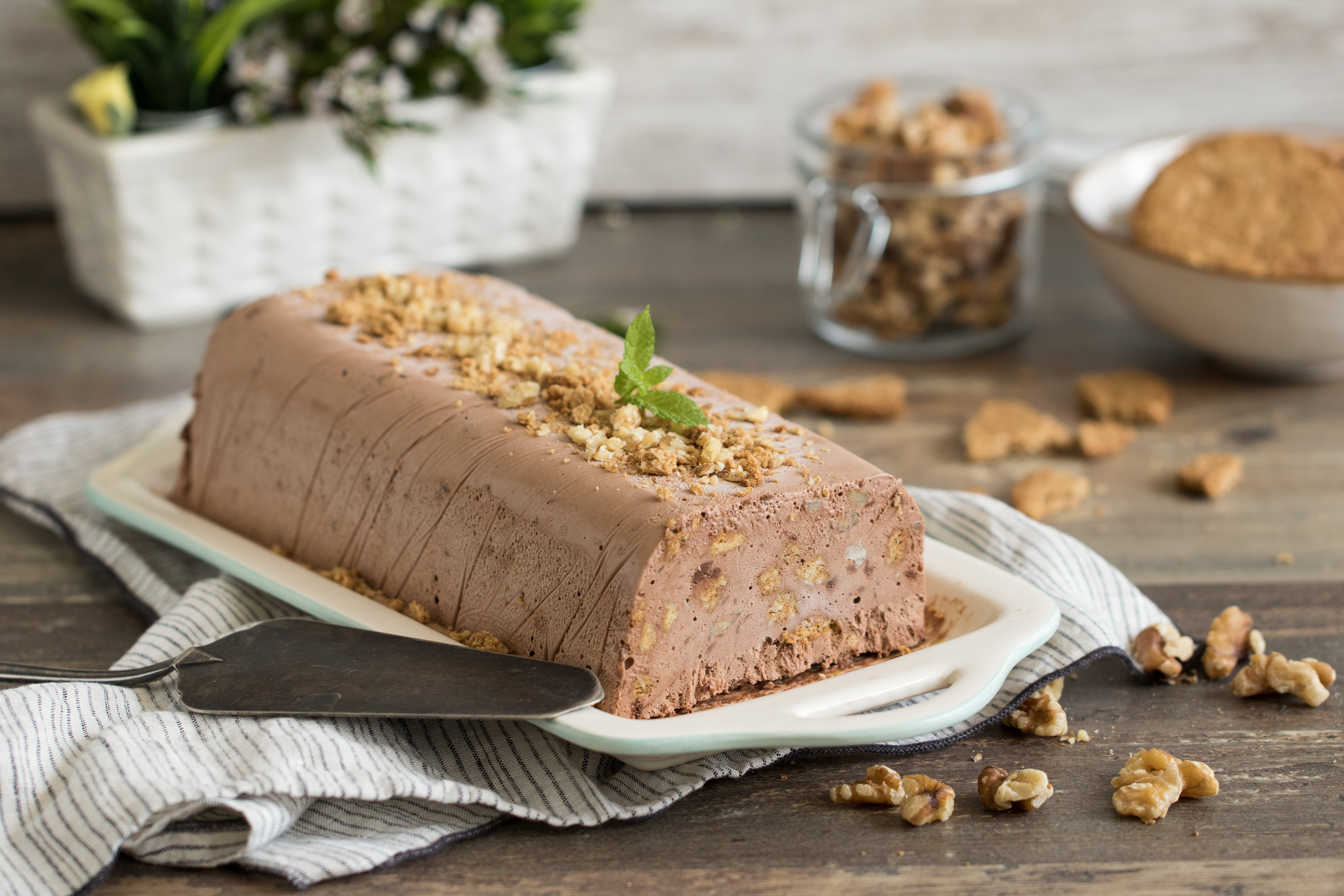 Pastel frío de chocolate con galletas y nueces