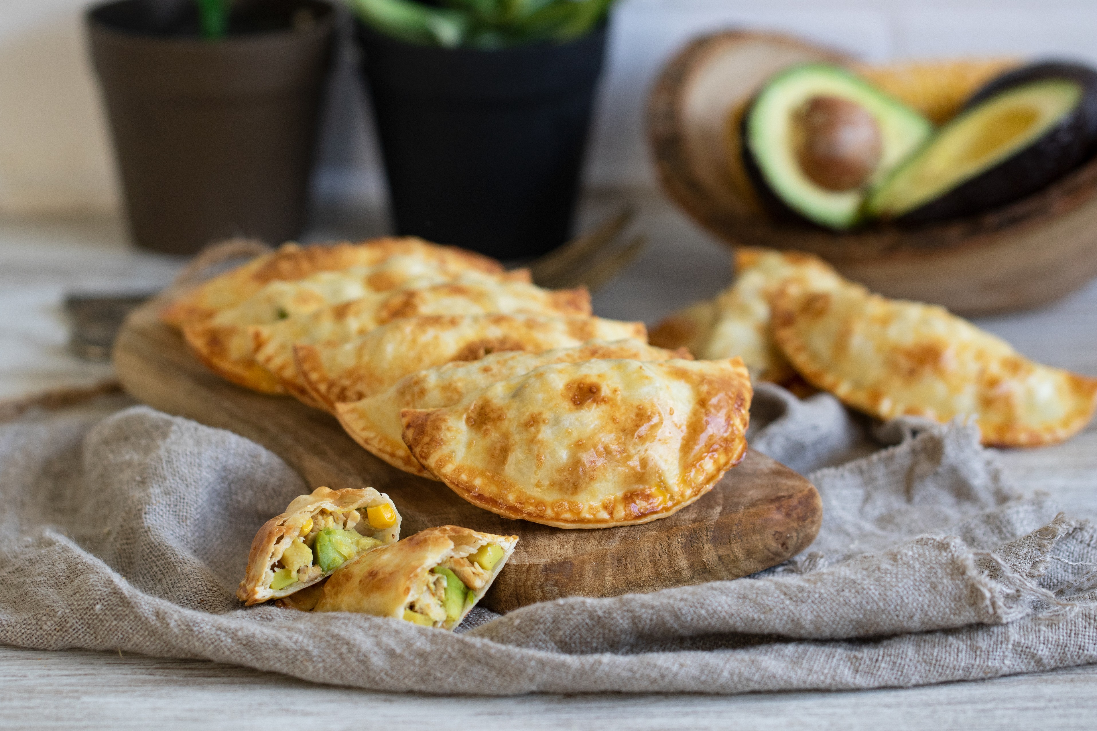 Empanadillas de pollo asado, aguacate y maíz
