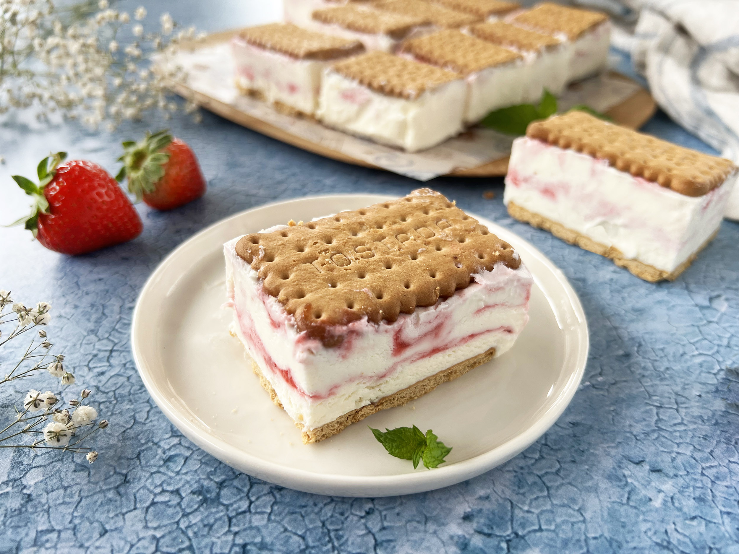 Sandwich helado de leche condensada y frambuesas