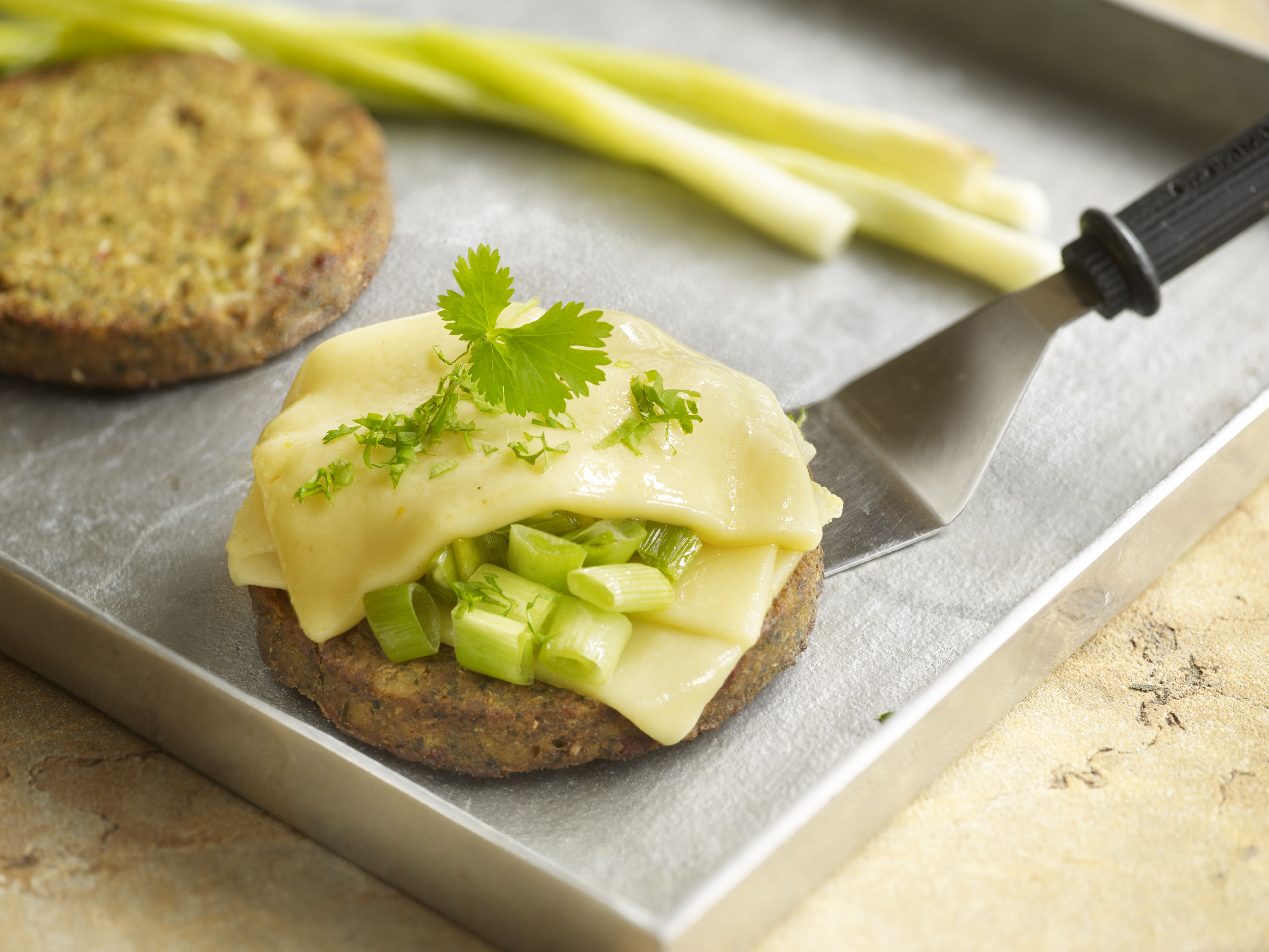 Classic Burger con ajos tiernos y queso