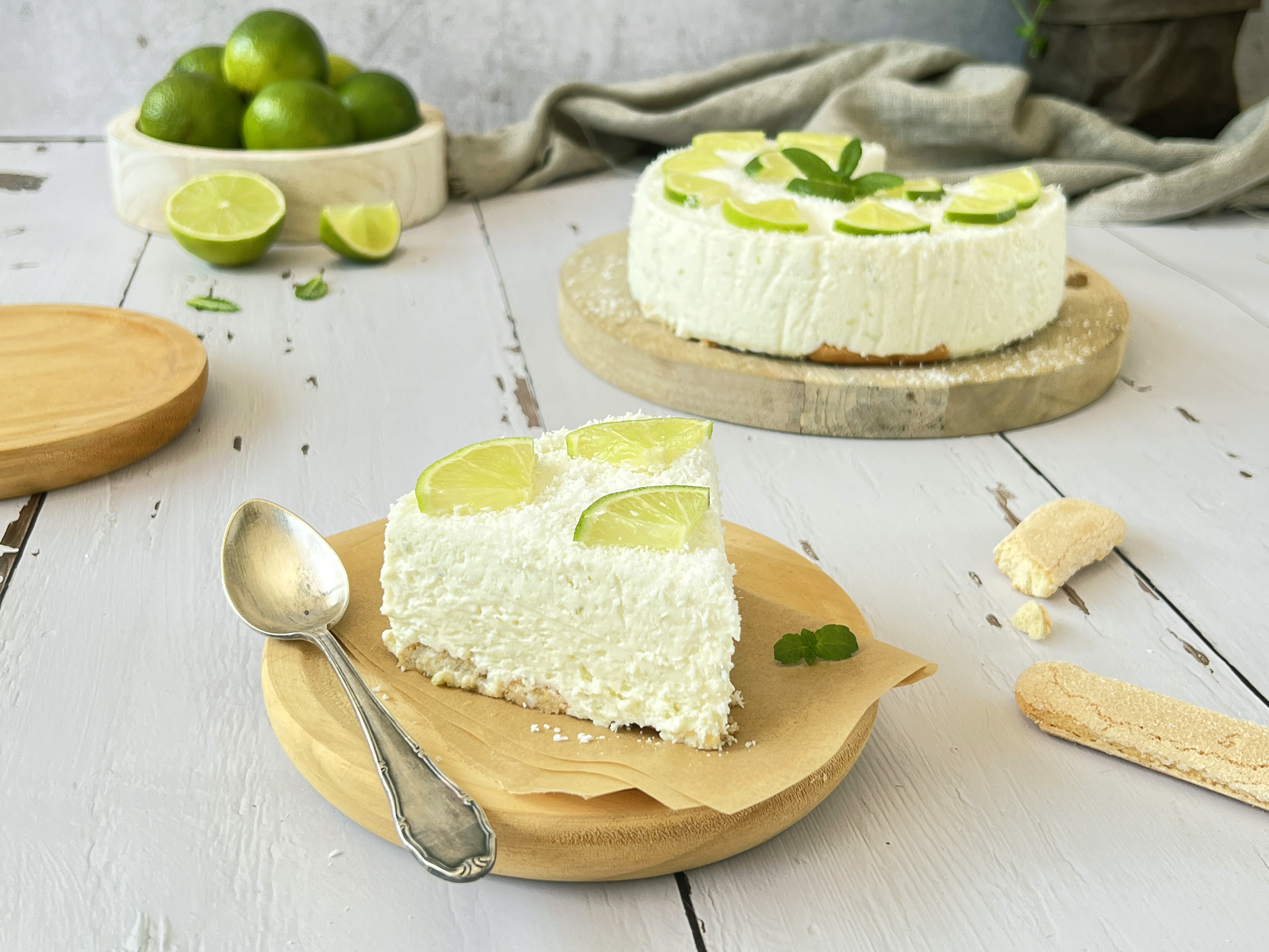 Tarta de queso con base de bizcocho y leche condensada, lima y coco
