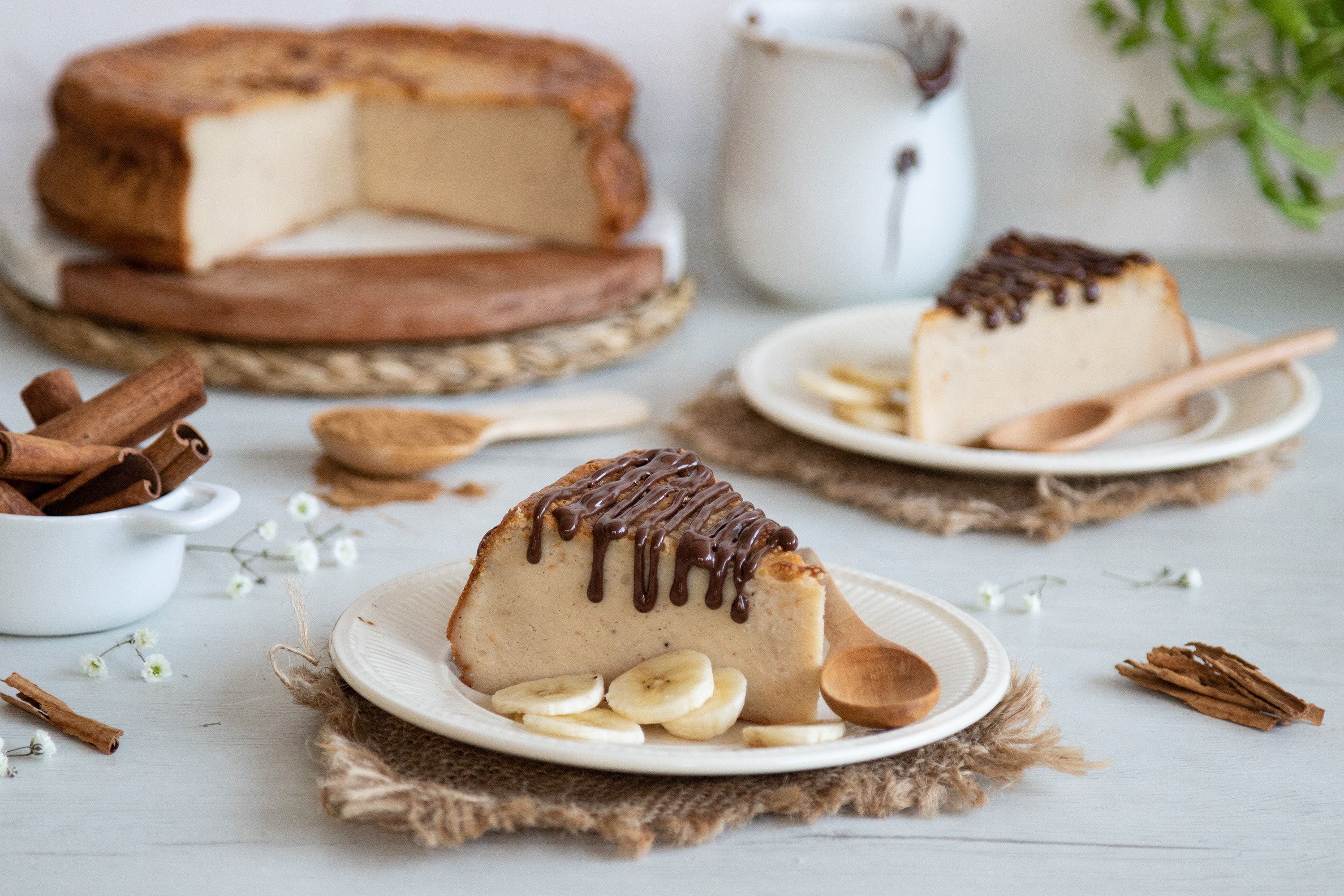 Tarta de queso y leche condensada con plátano y canela